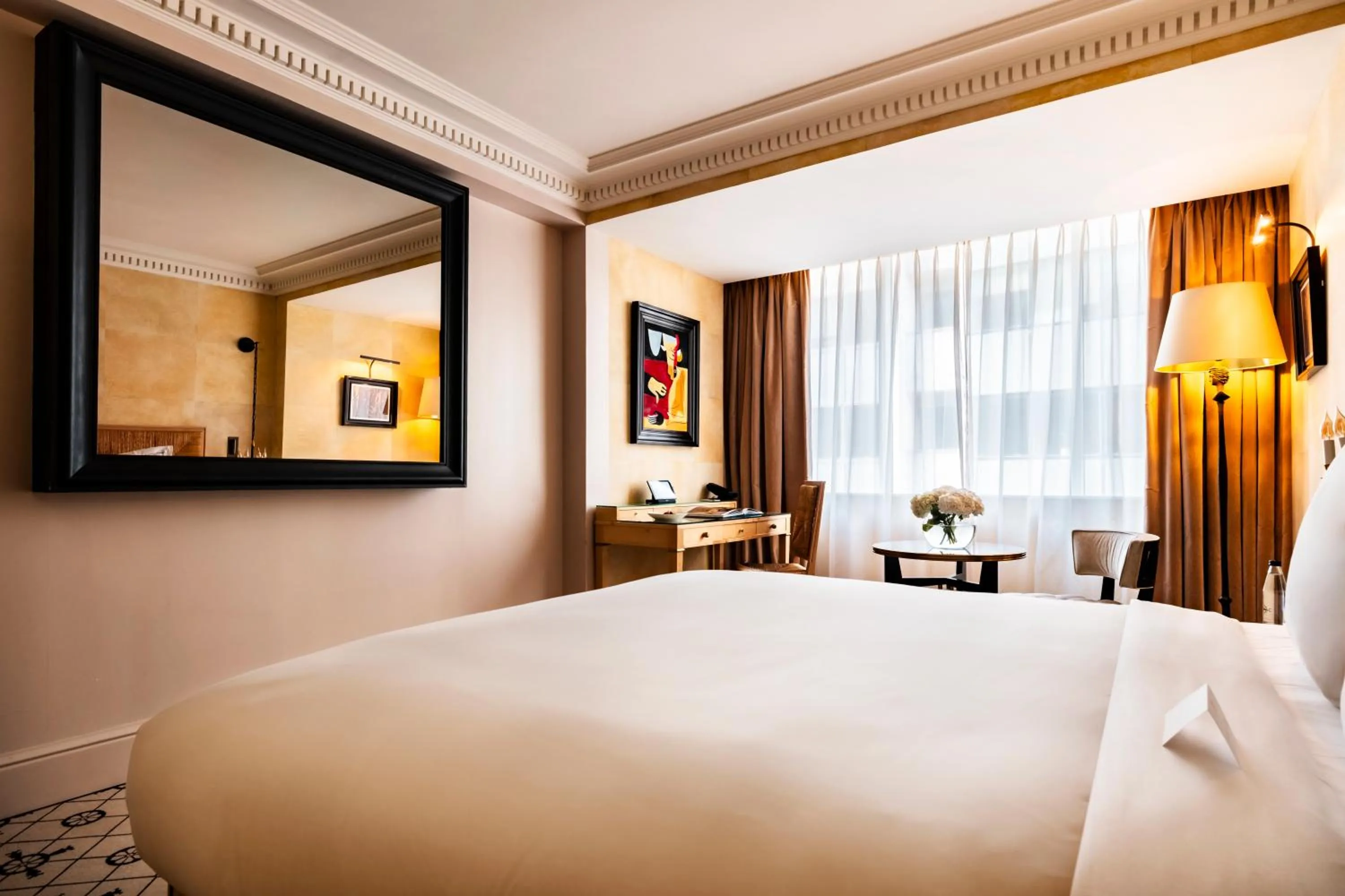 Bed in Hôtel de Berri Champs-Élysées, a Luxury Collection Hotel