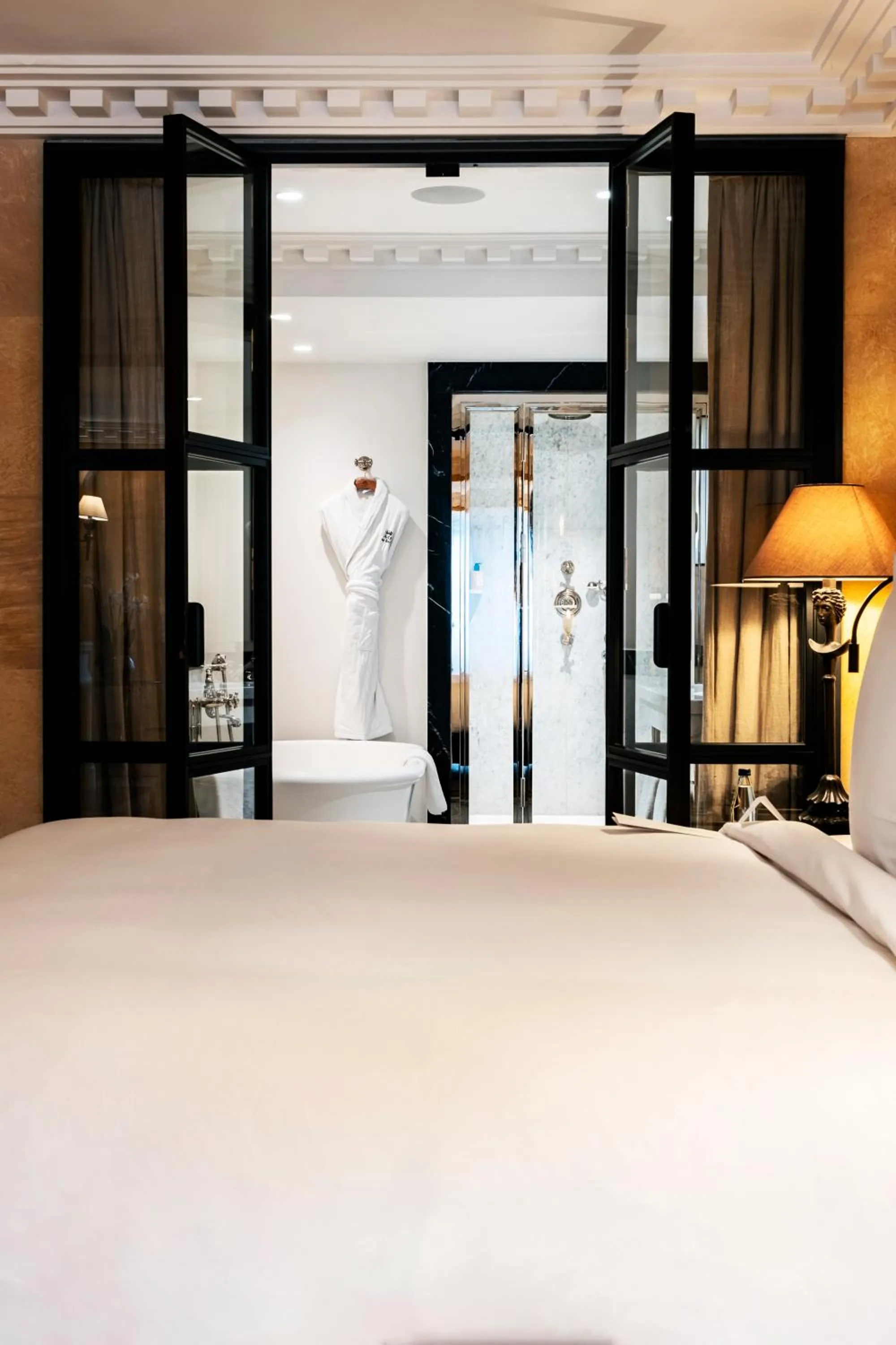 Bed in Hôtel de Berri Champs-Élysées, a Luxury Collection Hotel