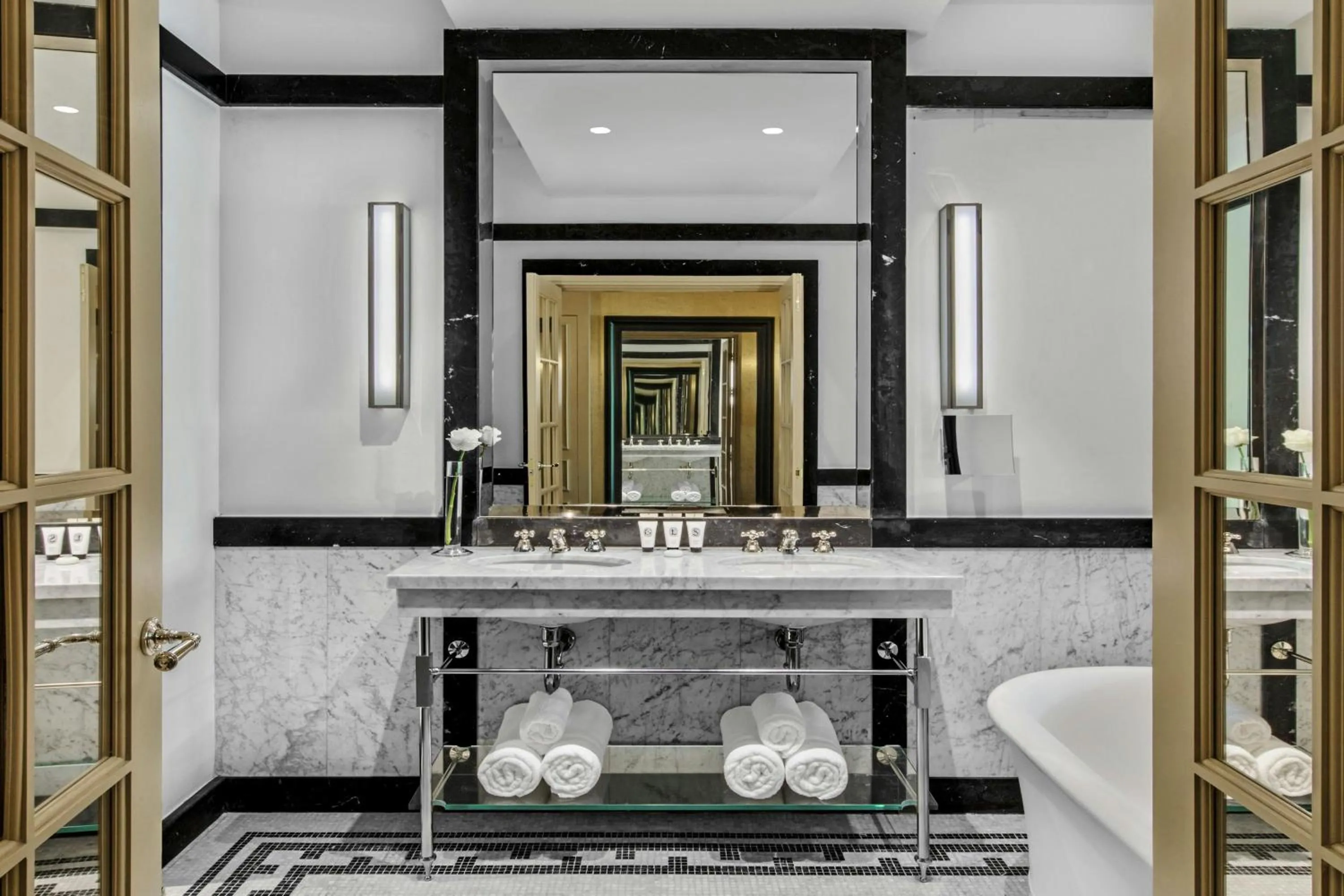 Bathroom in Hôtel de Berri Champs-Élysées, a Luxury Collection Hotel