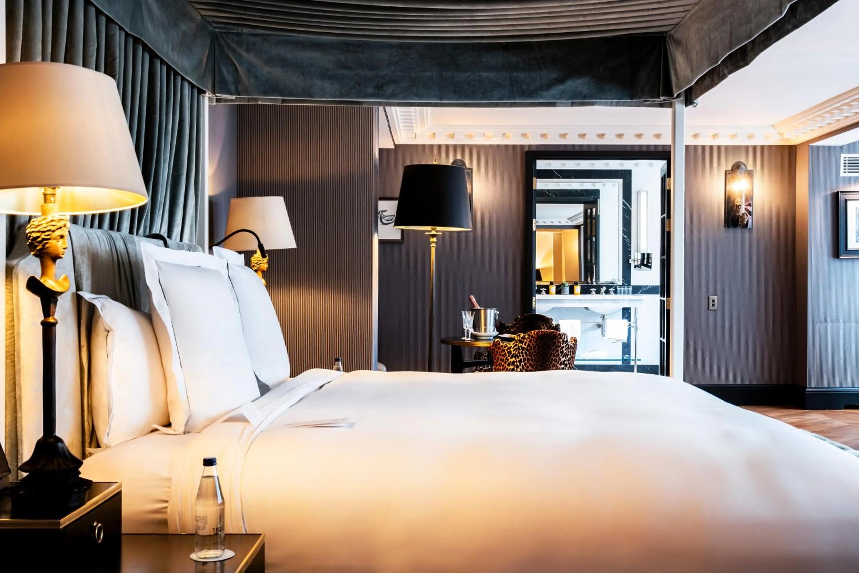 Bed in Hôtel de Berri Champs-Élysées, a Luxury Collection Hotel