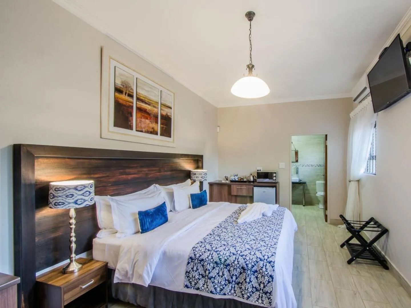 Photo of the whole room, Bed in Three Olives Guesthouse