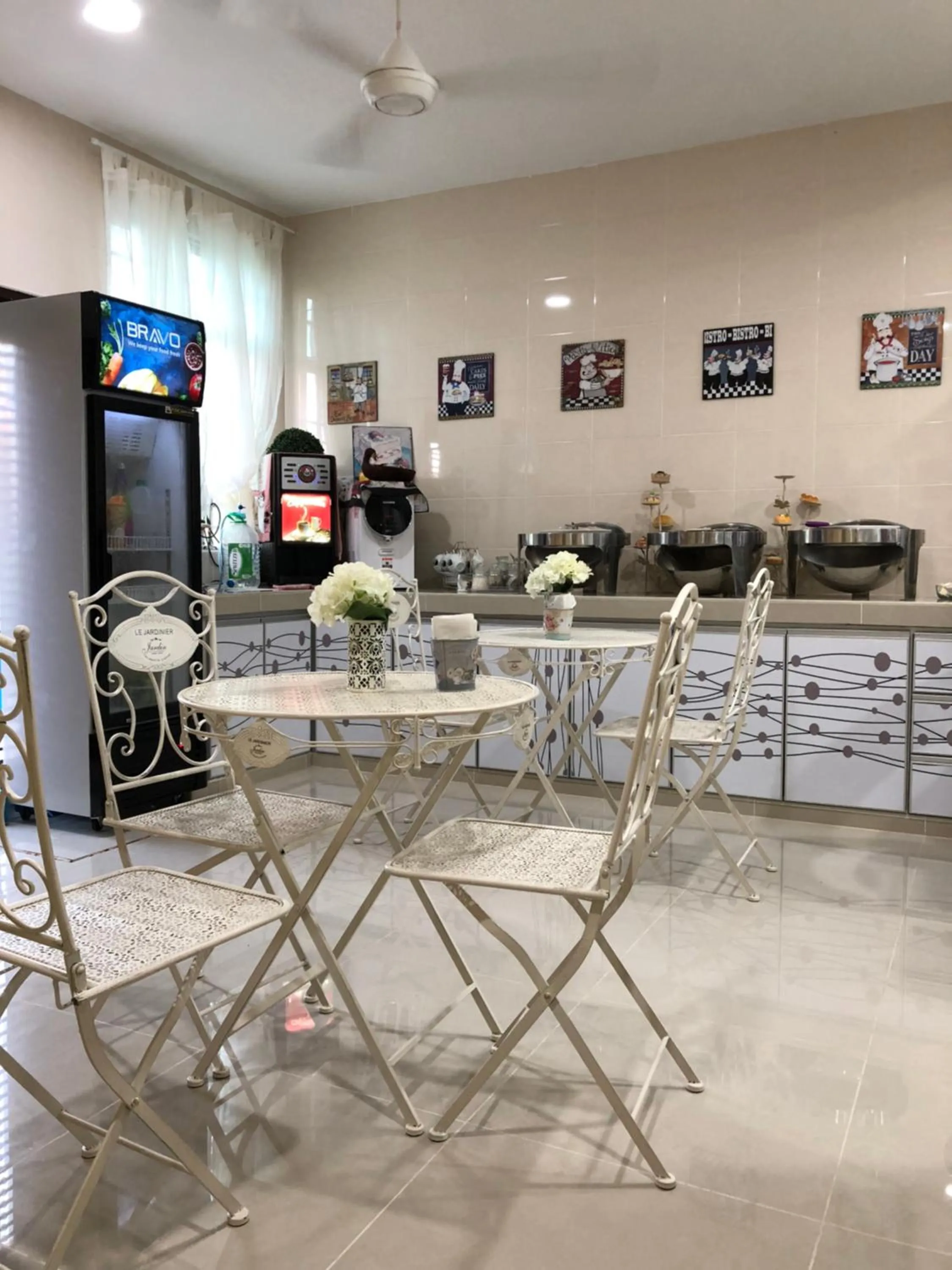 Restaurant/places to eat in AAM Hotel