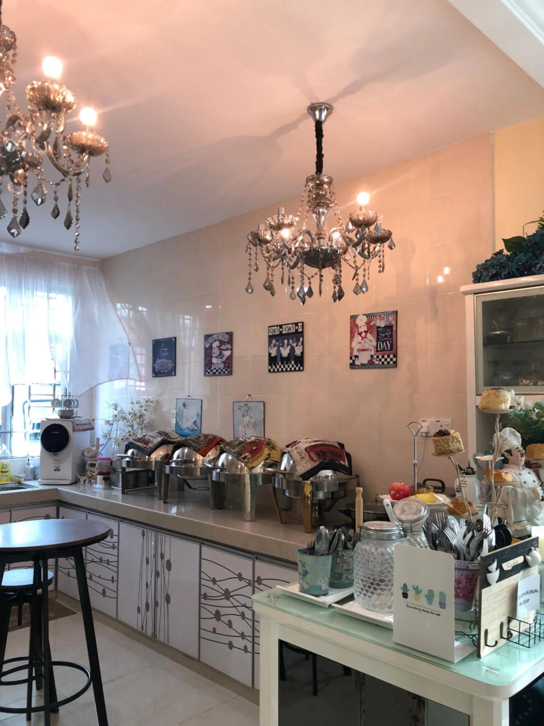 Restaurant/places to eat in AAM Hotel