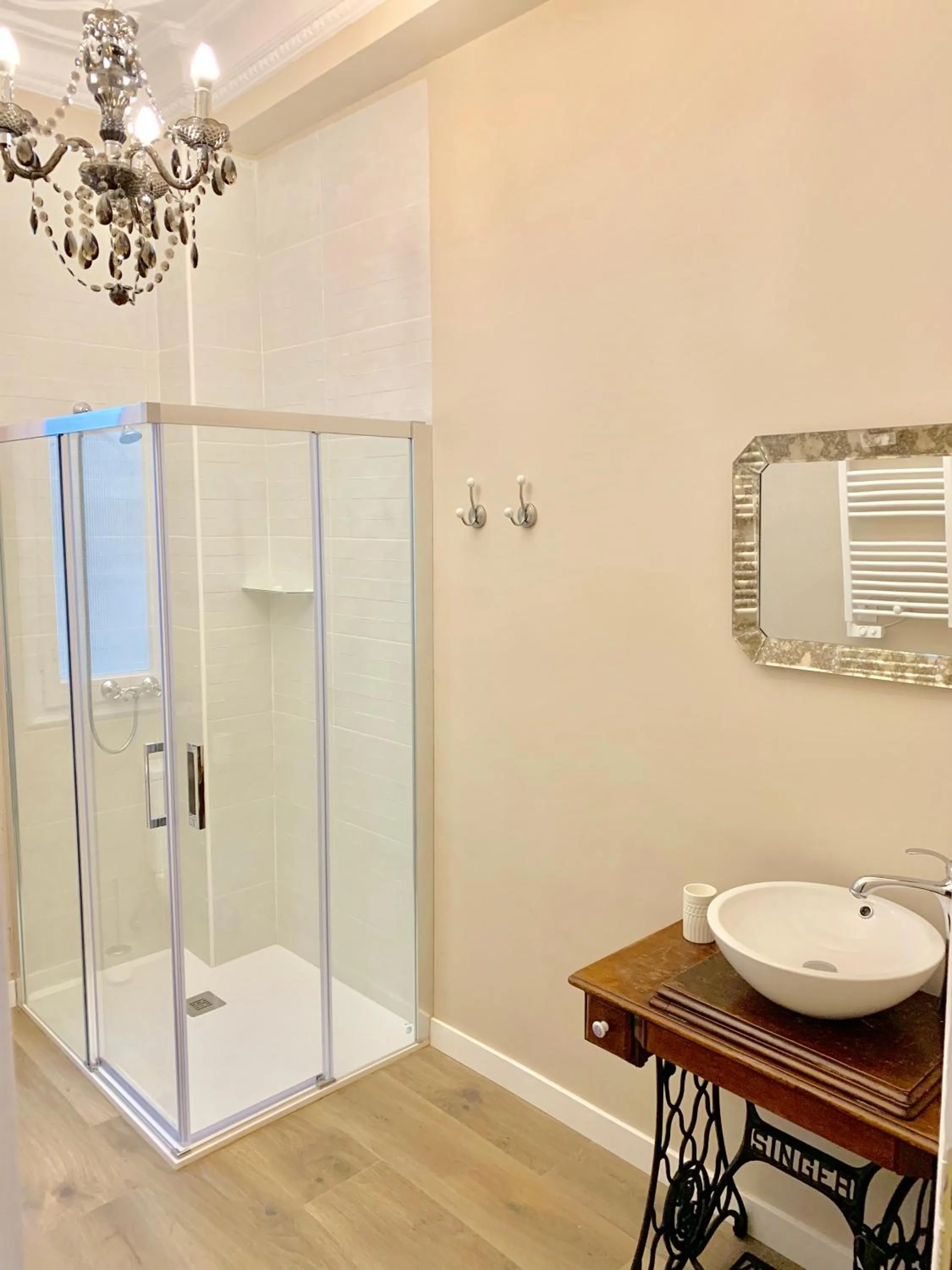 Shower in Hi Valencia Canovas