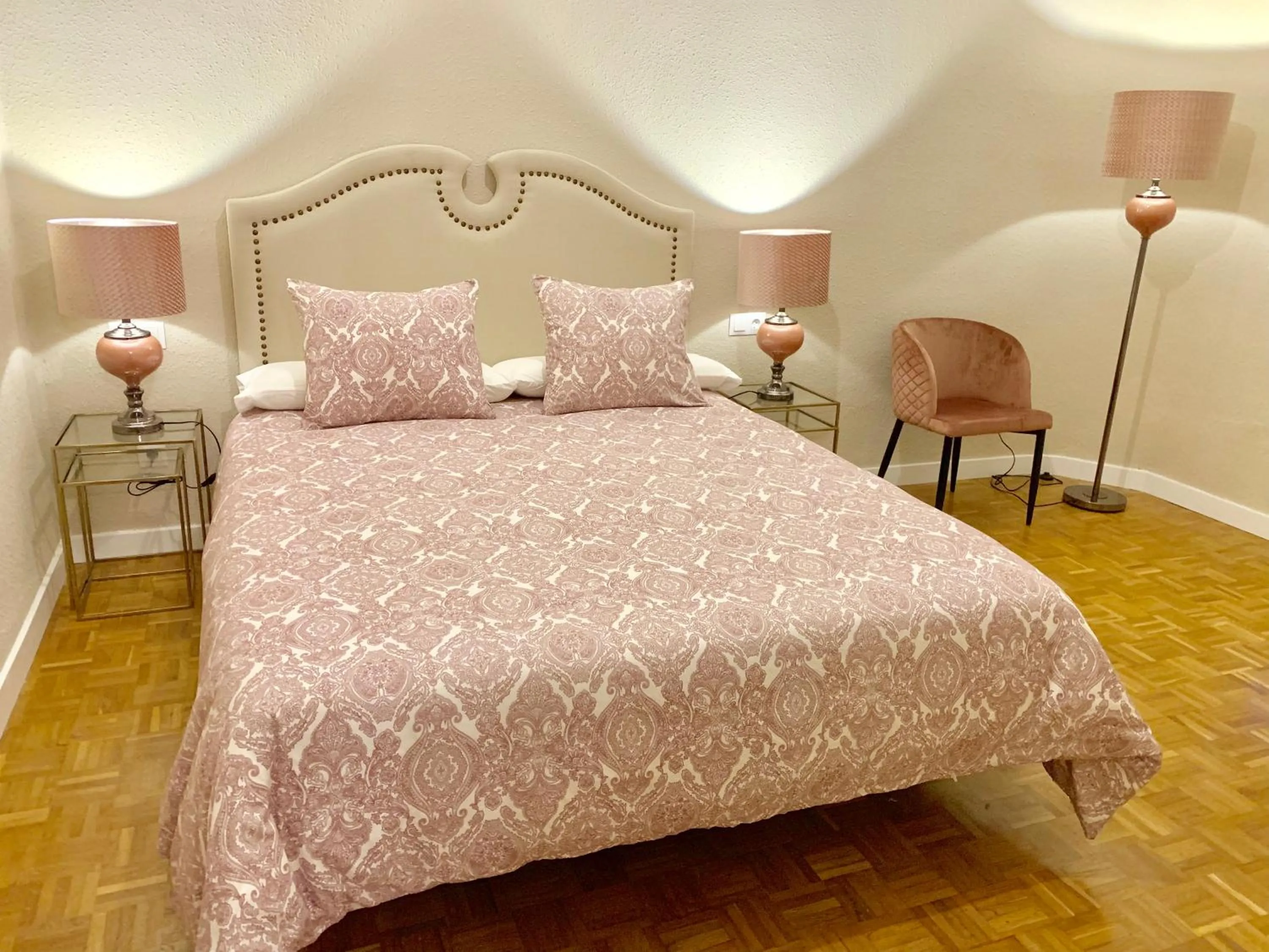 Photo of the whole room, Bed in Hi Valencia Canovas