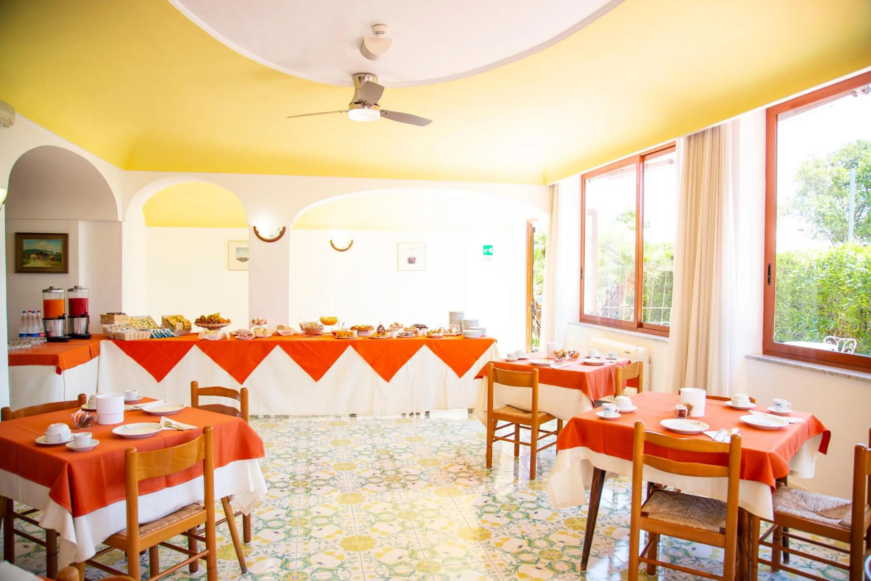 Restaurant/places to eat in Hotel La Mandorla