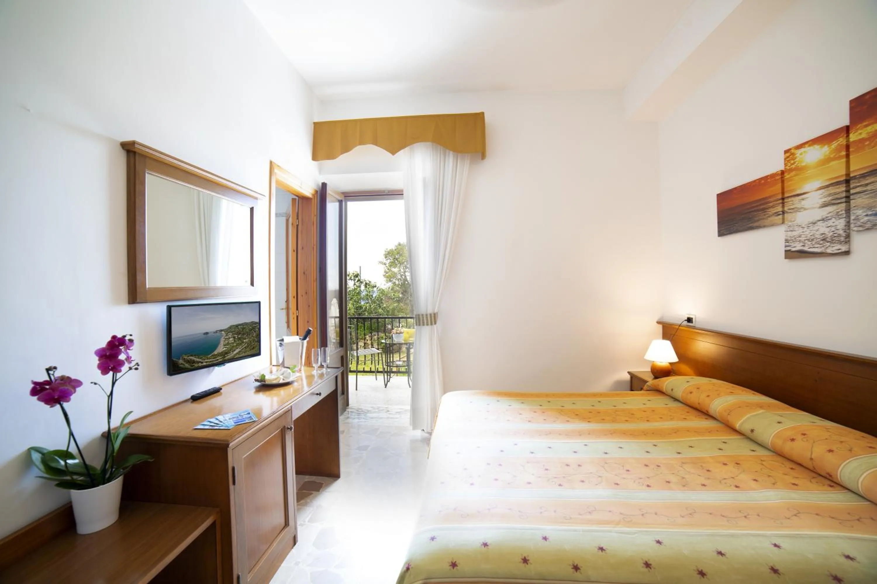 Bed in Hotel La Mandorla