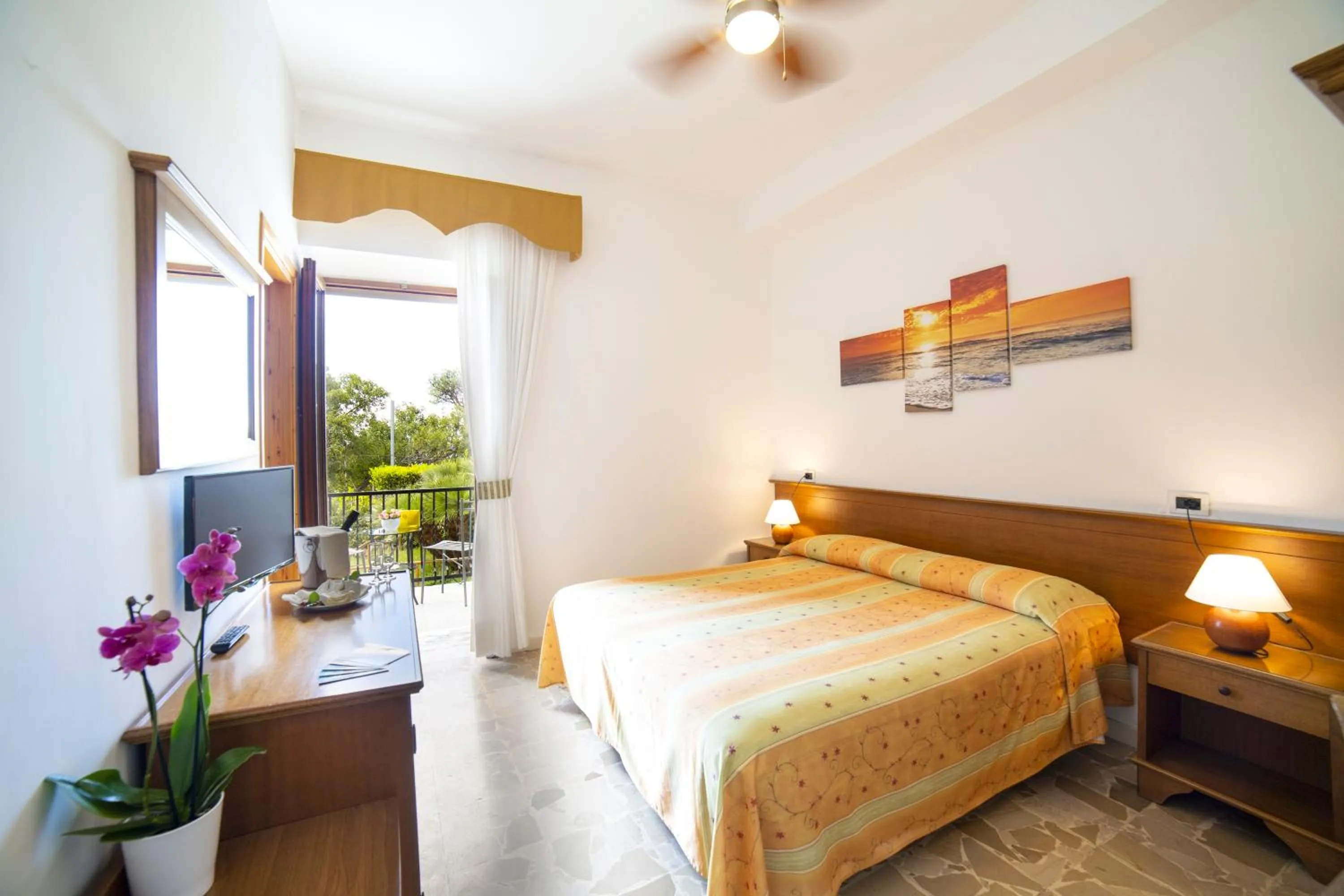 Bedroom, Bed in Hotel La Mandorla