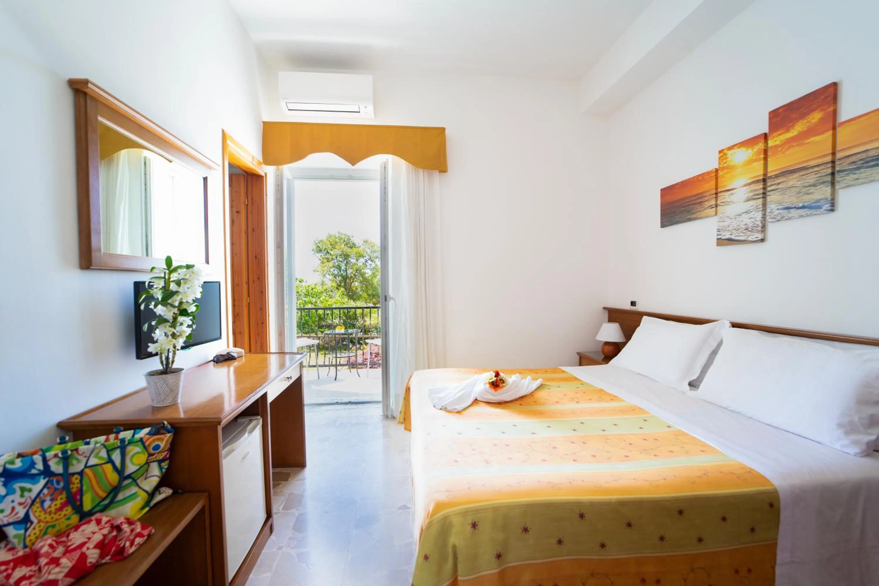 Bedroom, Bed in Hotel La Mandorla