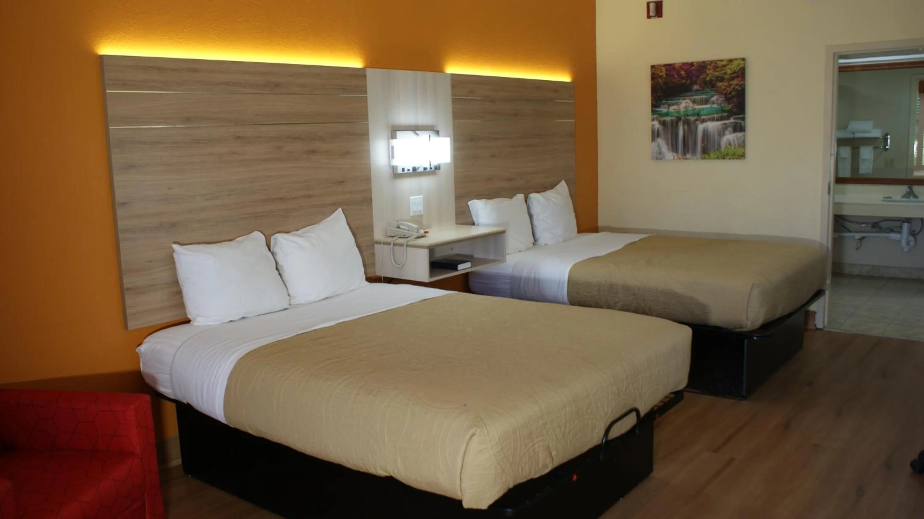 Bed in Home Town Inn & Suites