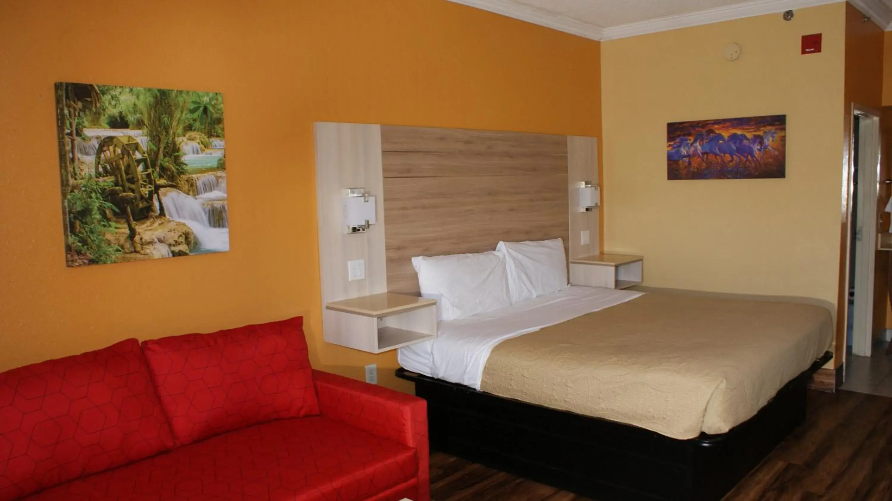 Deluxe King Room with Sofa Bed - Non-Smoking in Home Town Inn & Suites Deluxe King Room with Sofa Bed - Non-Smoking in Home Town Inn & Suites