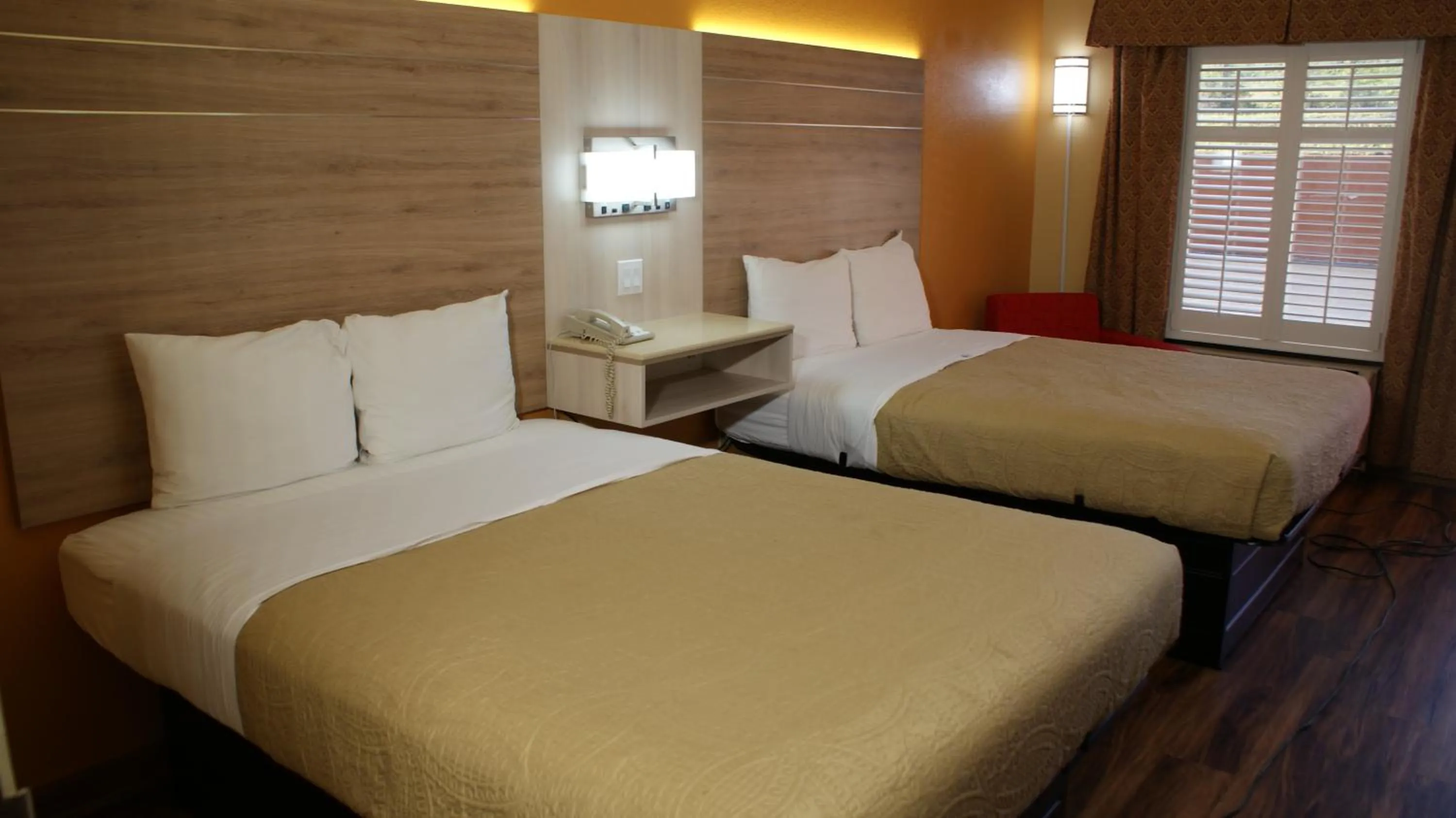 Bed in Home Town Inn & Suites