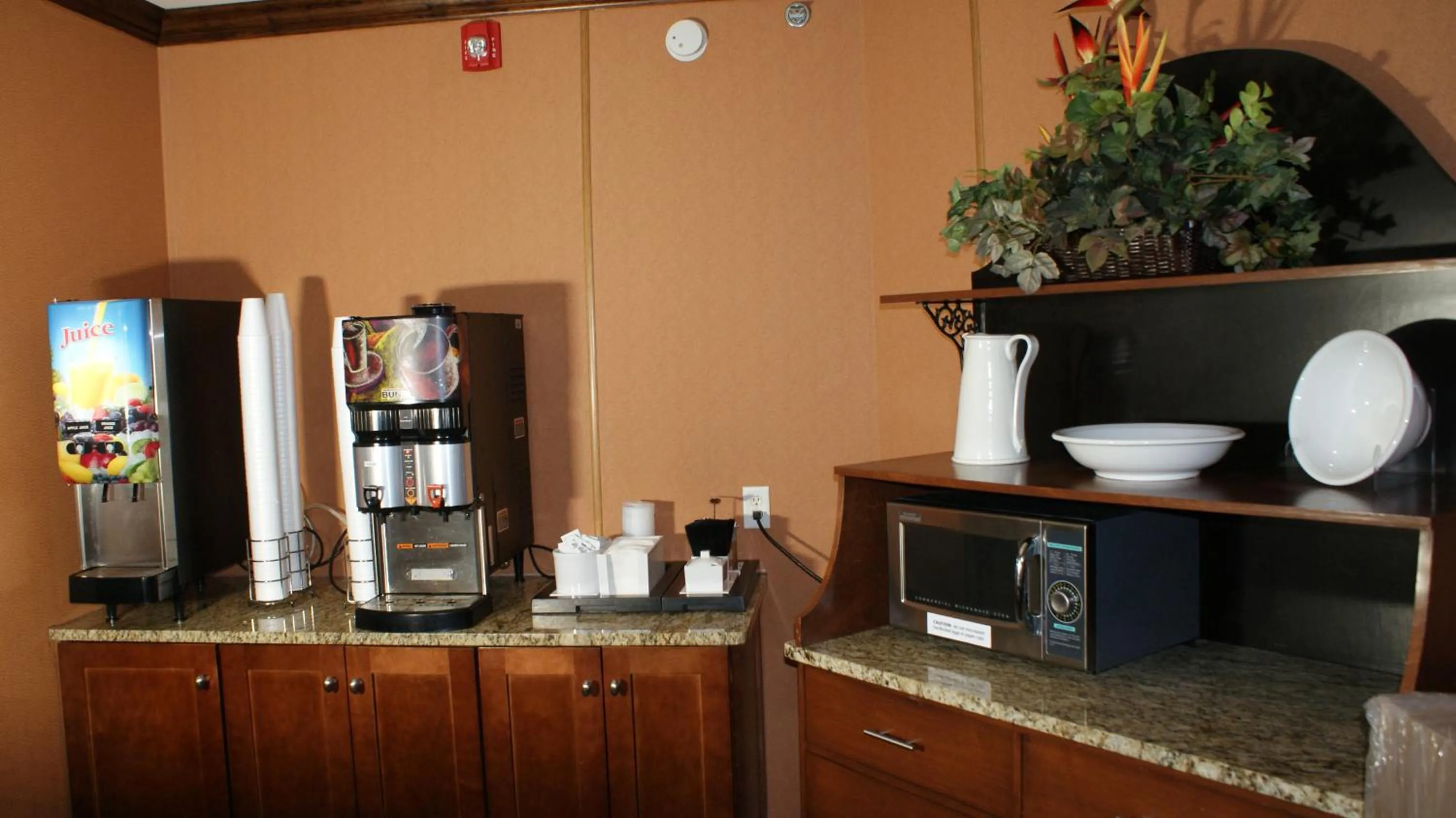 Coffee/tea facilities in Home Town Inn & Suites