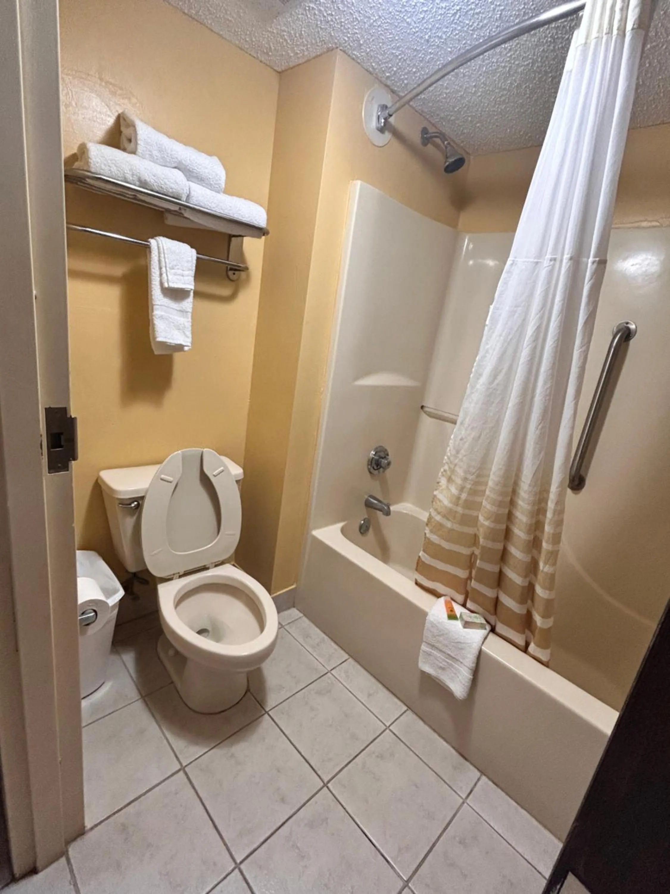 Shower in Home Town Inn & Suites