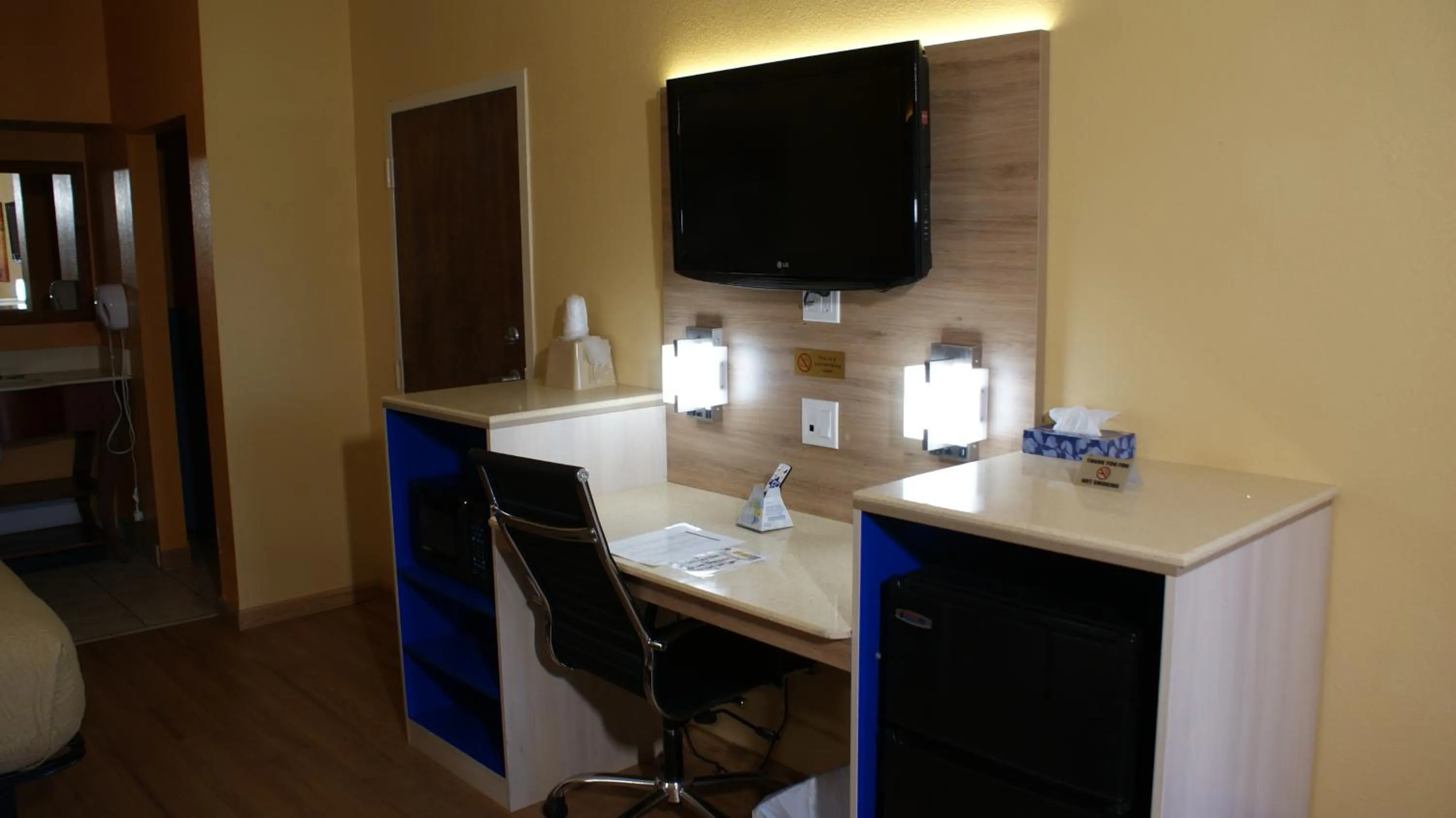 TV and multimedia in Home Town Inn & Suites