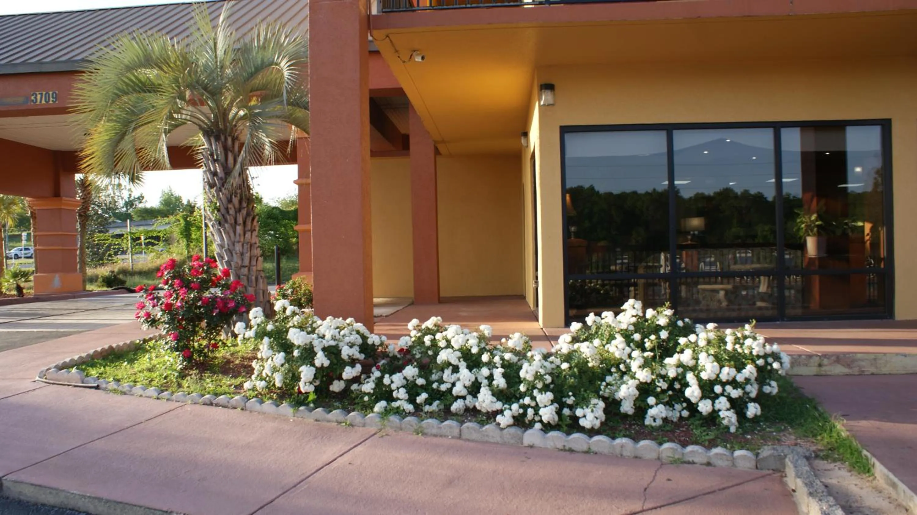 Property building in Home Town Inn & Suites