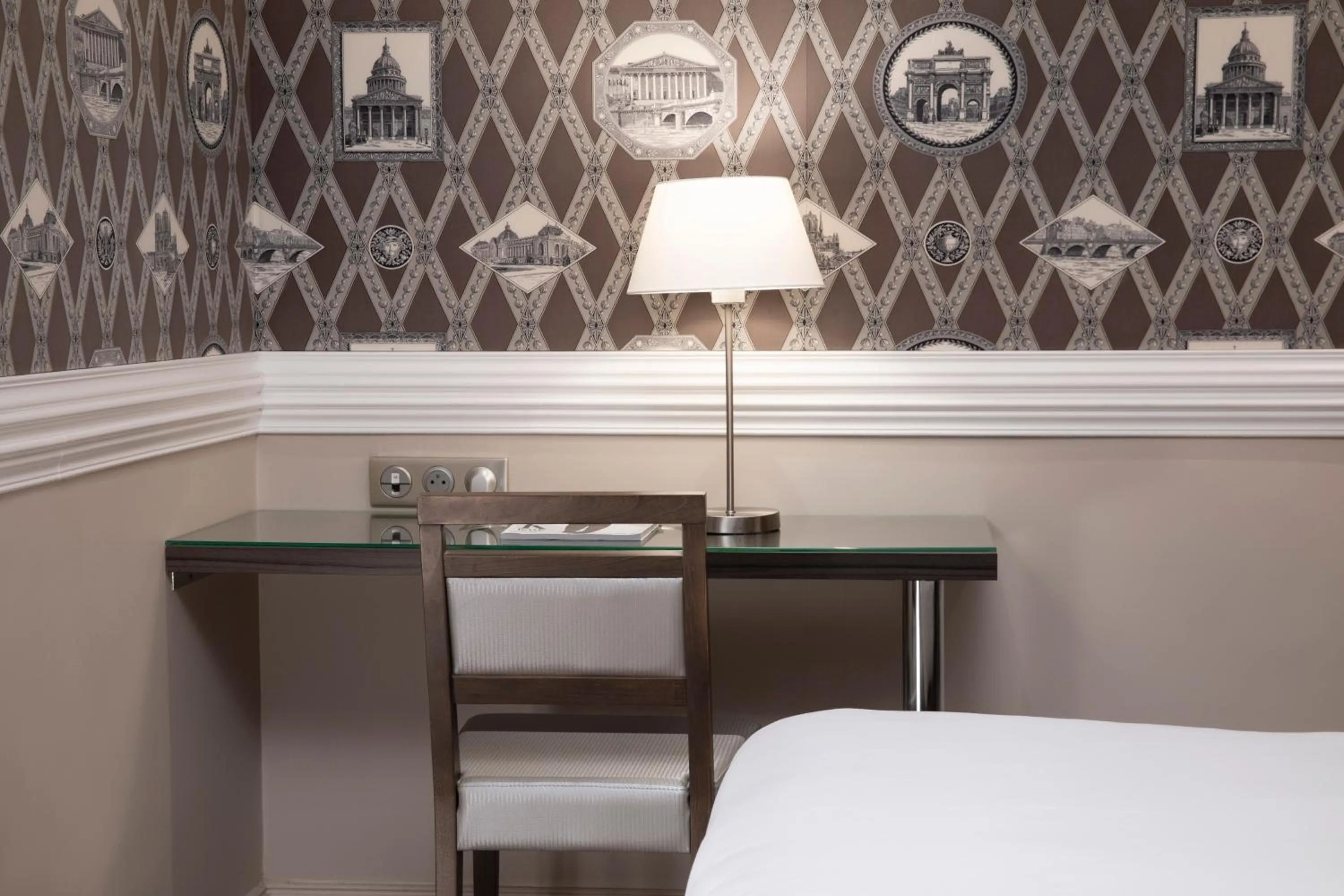 Seating area, Bed in Elysées Hôtel