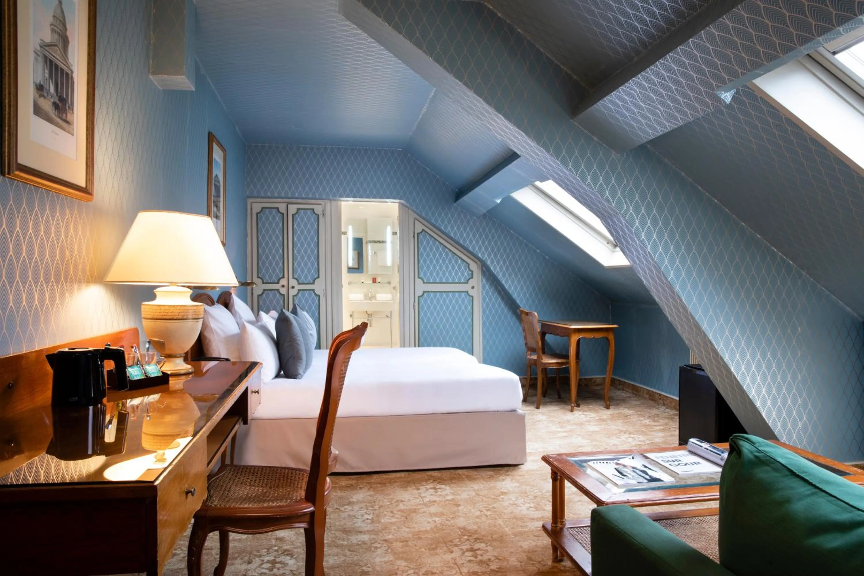 Photo of the whole room, Bed in Elysées Hôtel