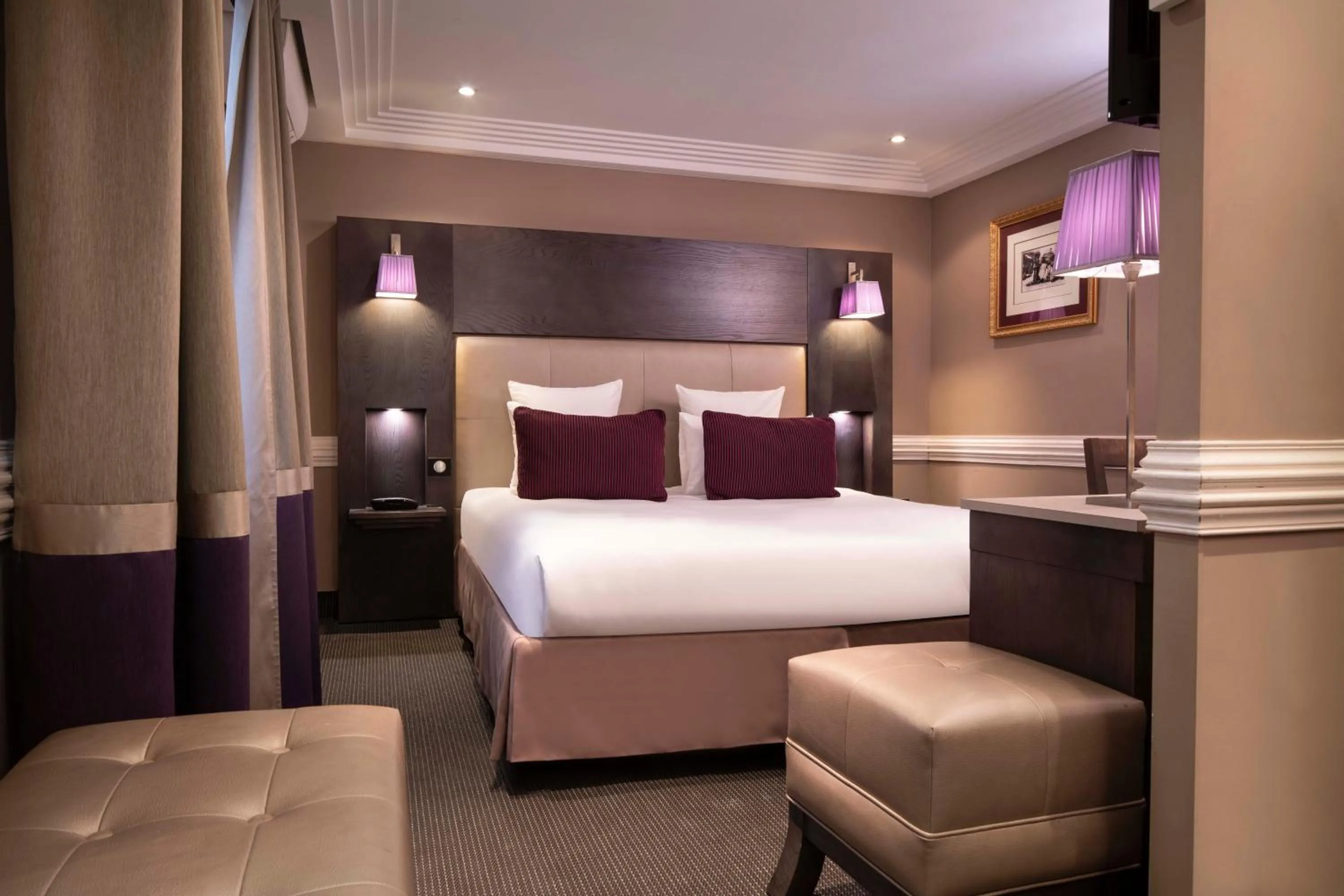 Bed in Elysées Hôtel