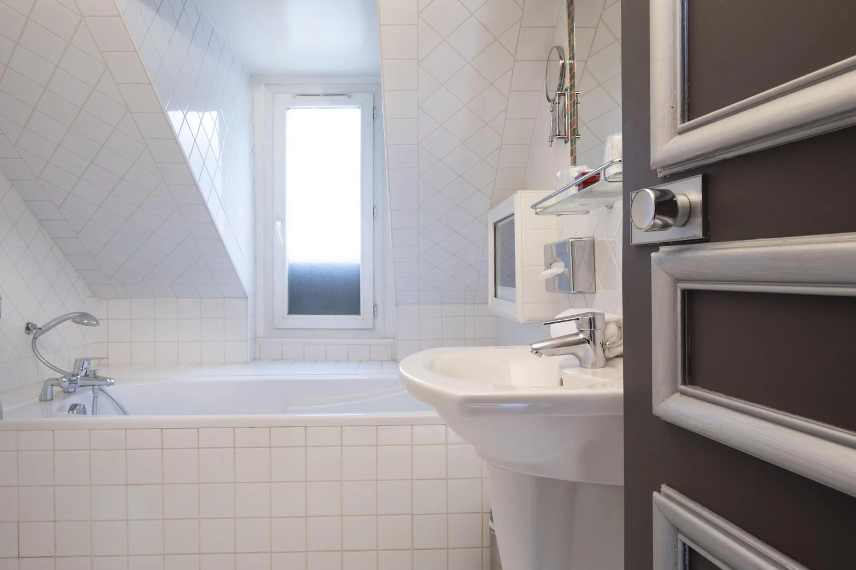 Bathroom in Elysées Hôtel