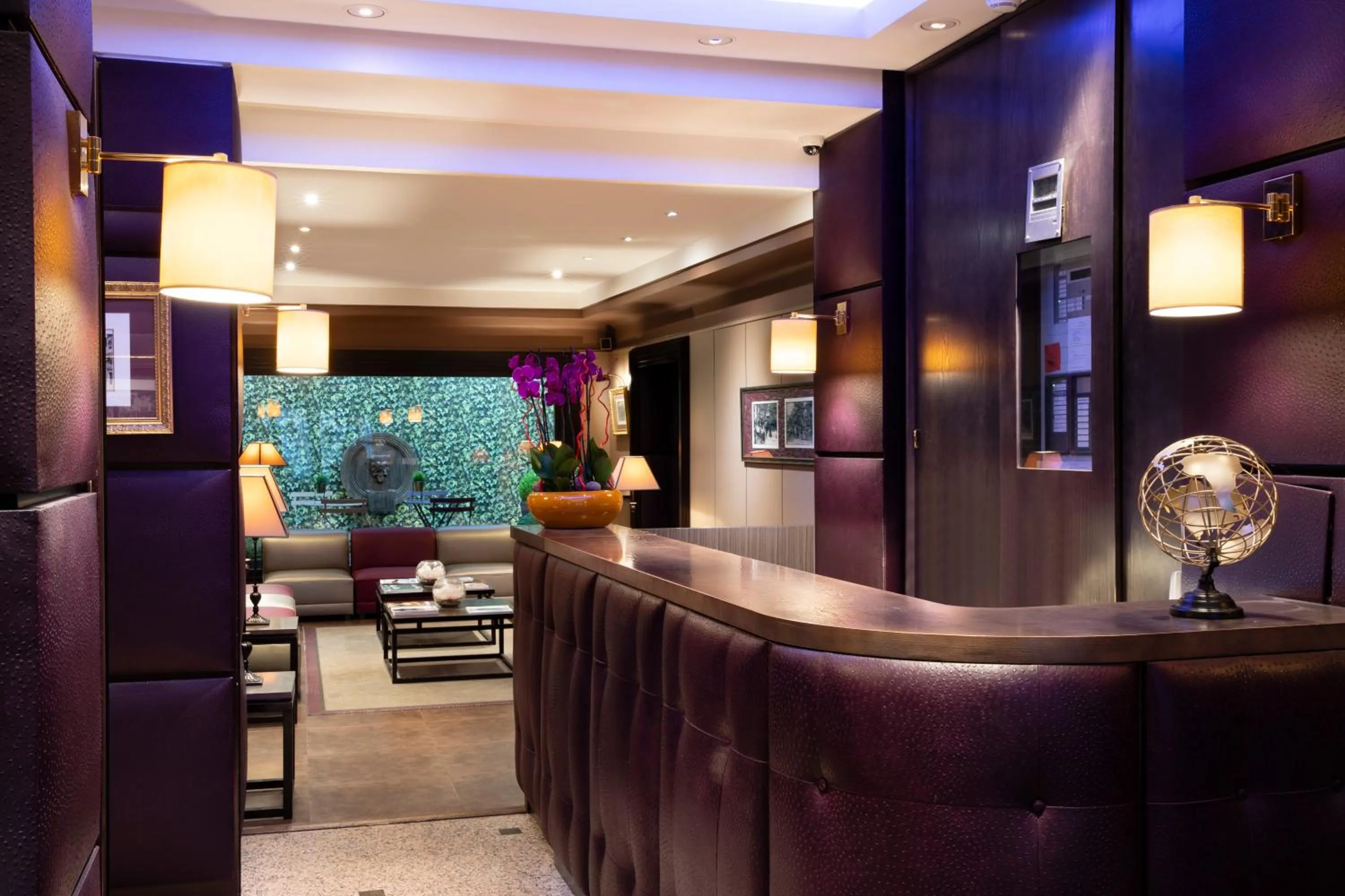 Lobby or reception in Elysées Hôtel