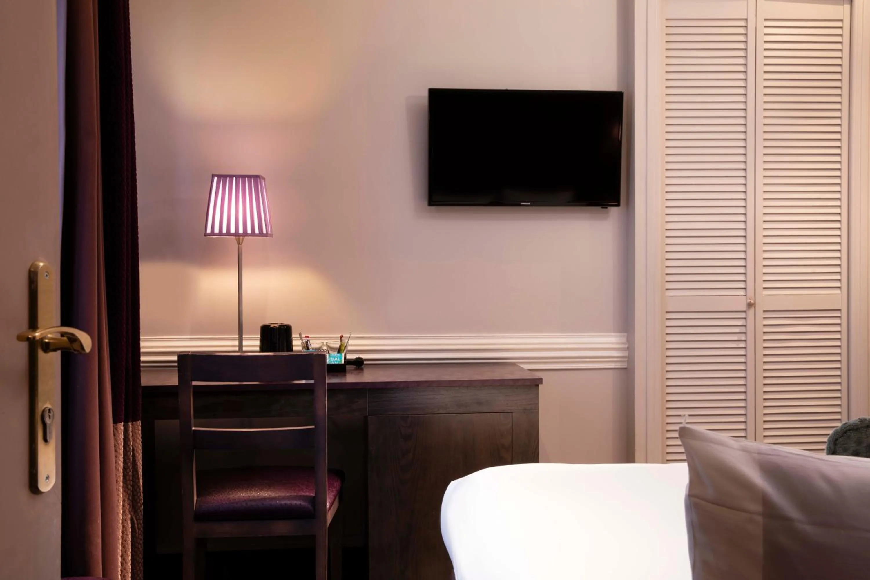 TV and multimedia, Bed in Elysées Hôtel