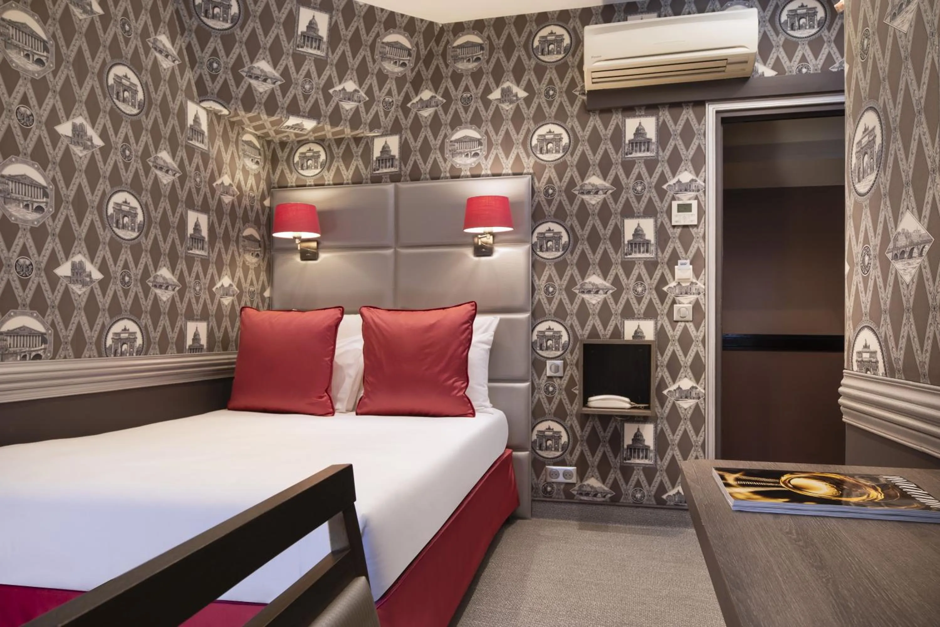 Bed in Elysées Hôtel