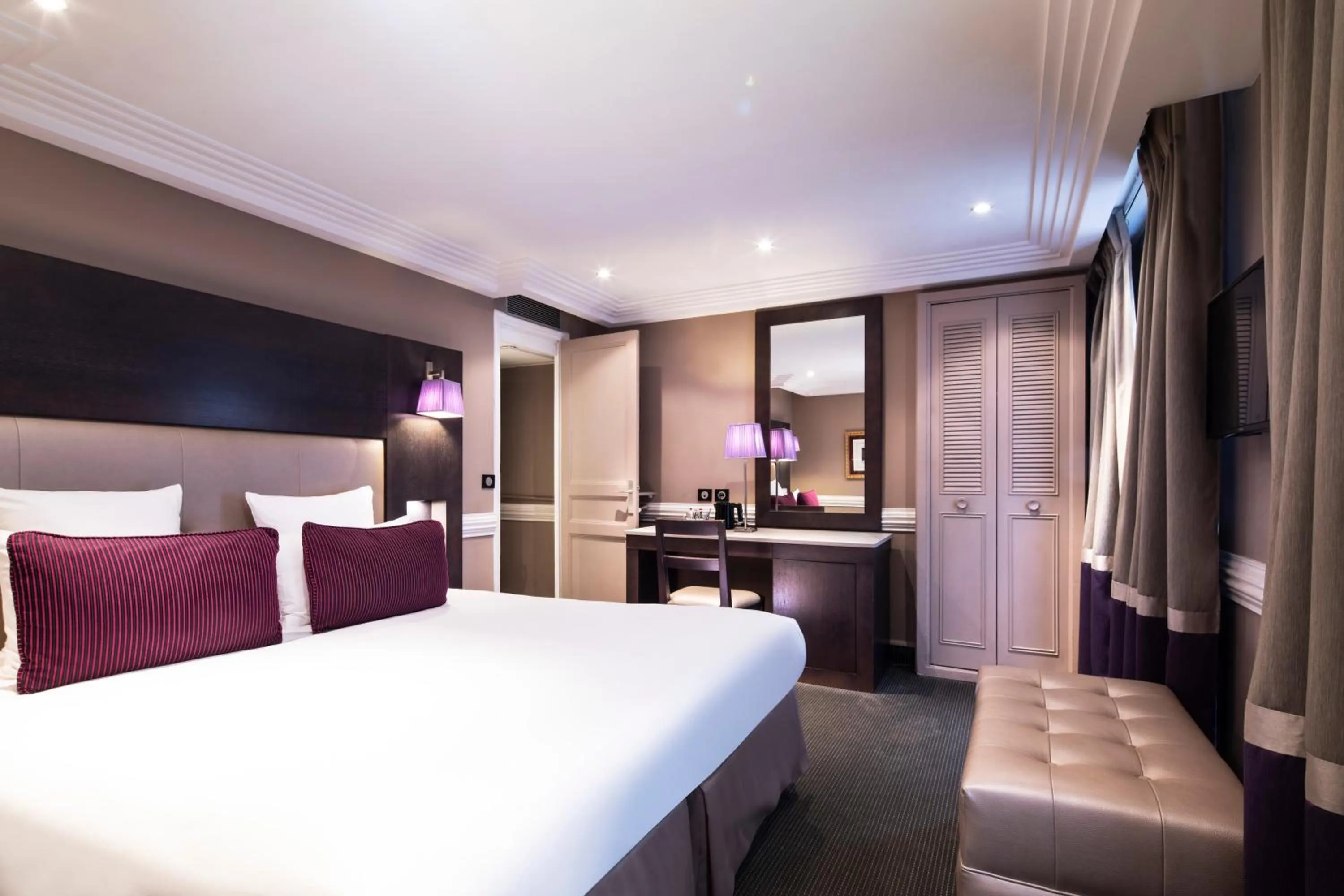 Bed in Elysées Hôtel