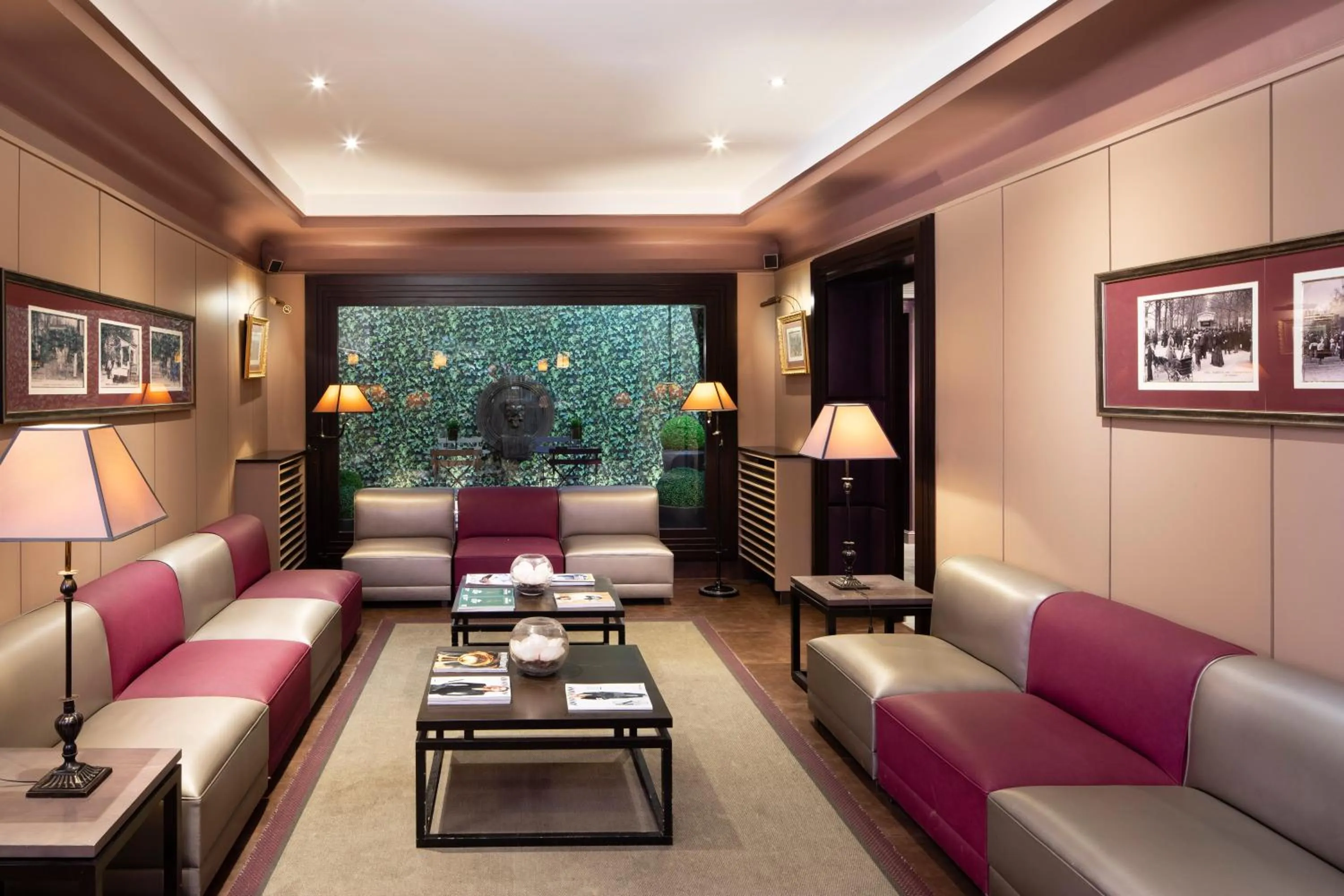 Lobby or reception in Elysées Hôtel