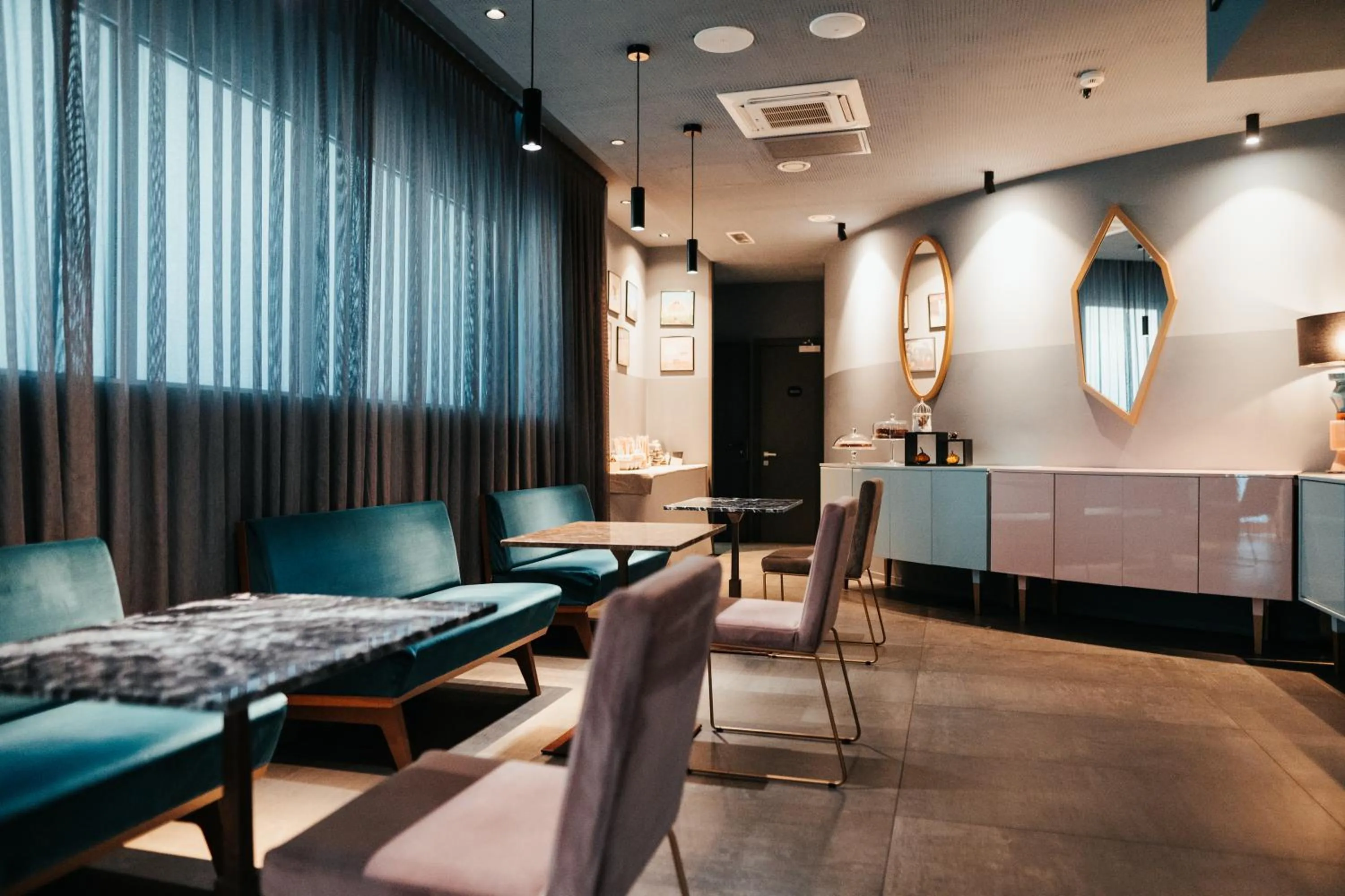 Restaurant/places to eat in Emotional Grand Motel