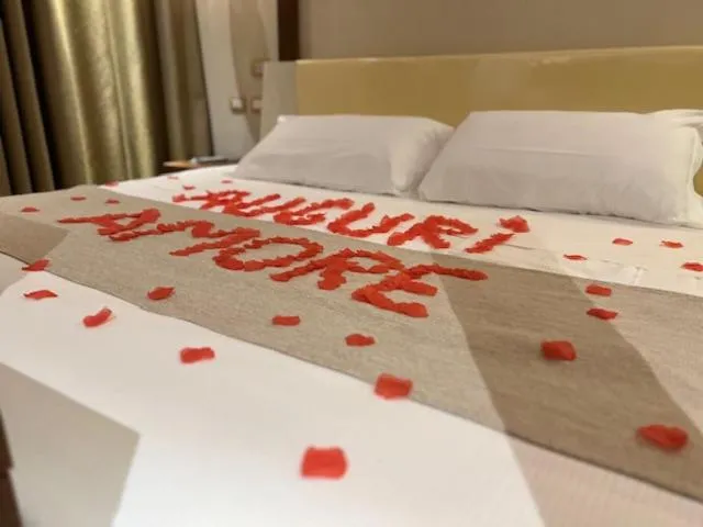 VIP, Bed in Emotional Grand Motel