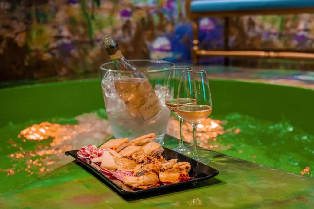 Restaurant/places to eat in Emotional Grand Motel