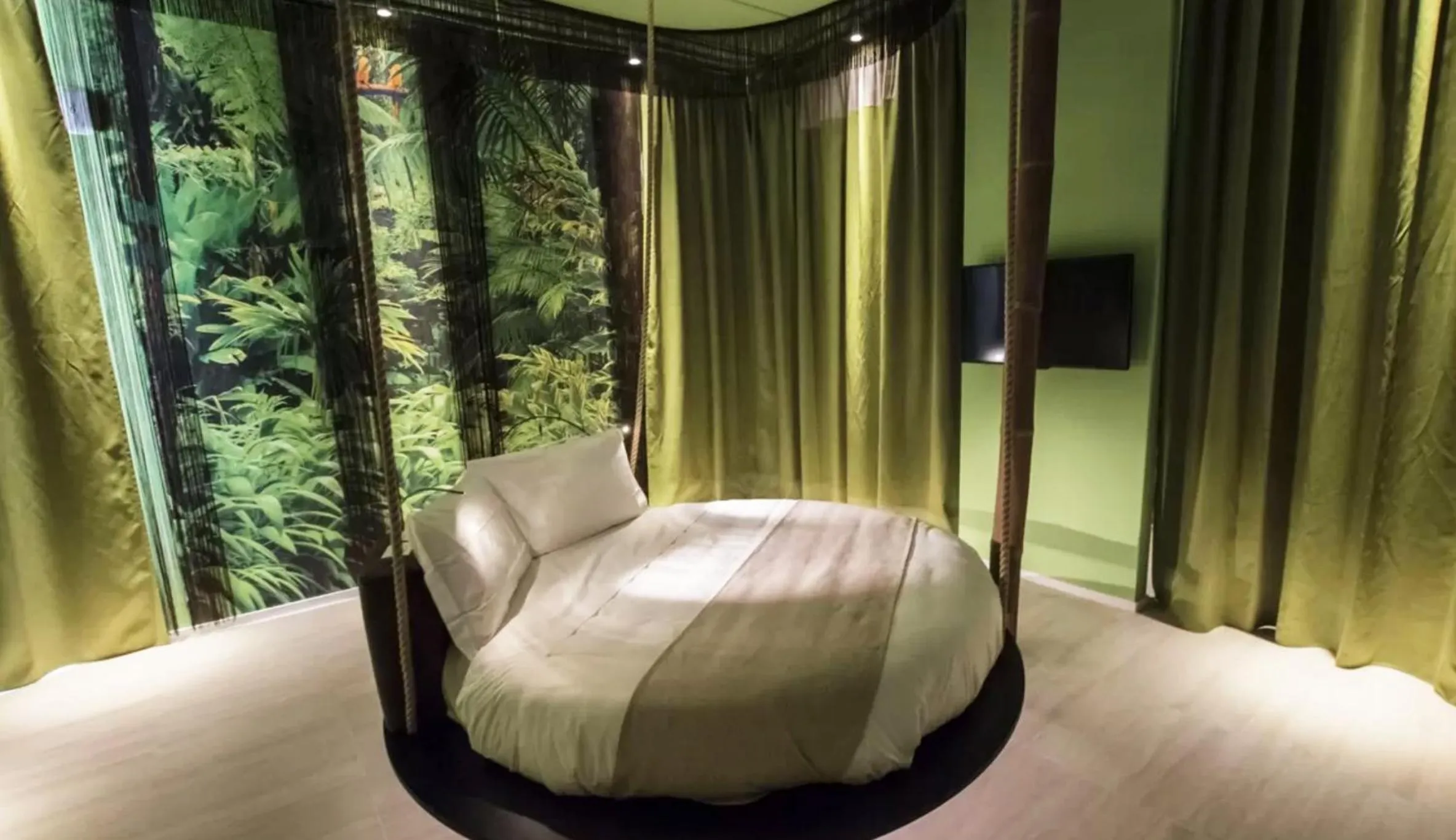 Photo of the whole room, Bed in Emotional Grand Motel