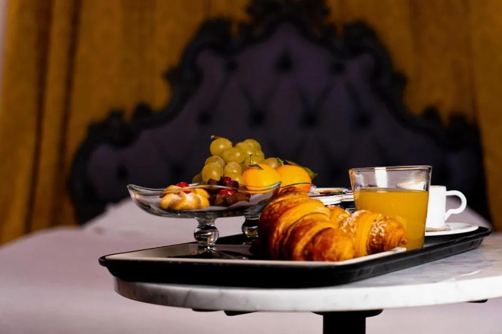 Breakfast in Emotional Grand Motel