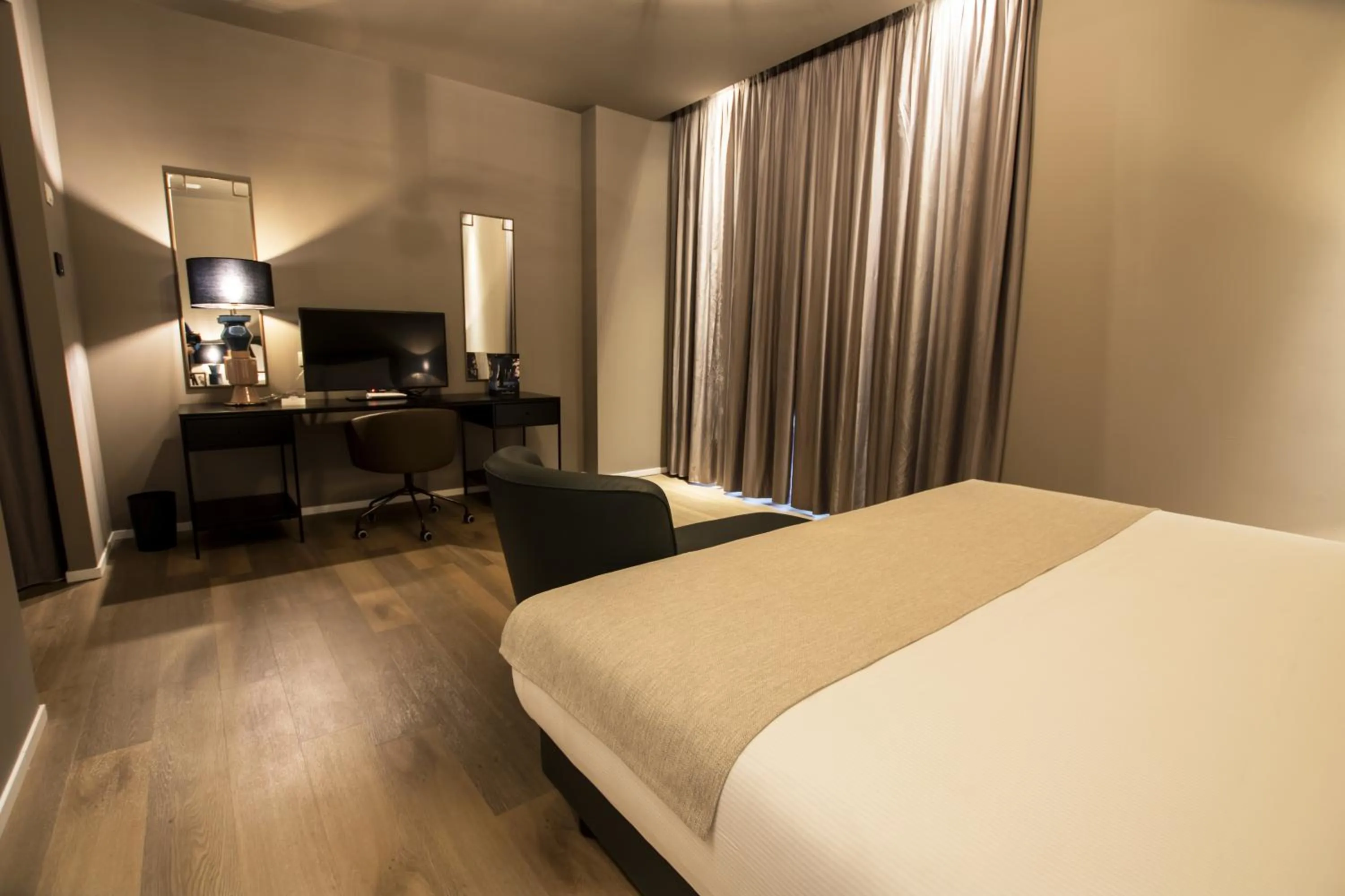 TV and multimedia, Bed in Emotional Grand Motel