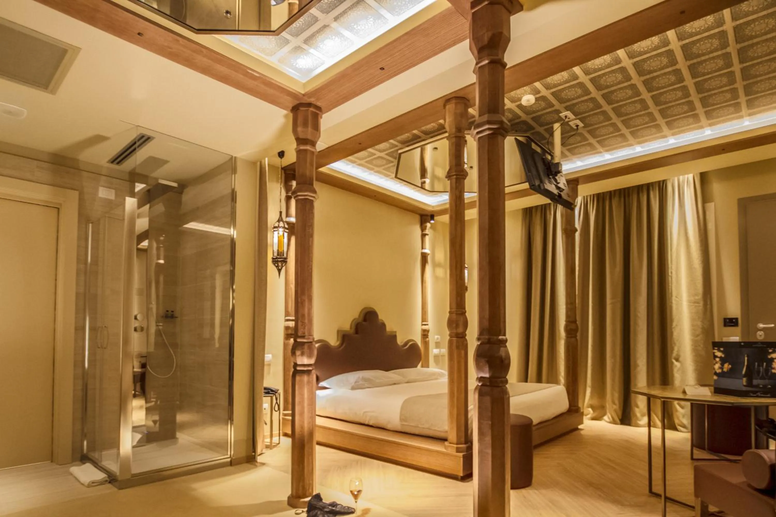 Photo of the whole room, Bed in Emotional Grand Motel