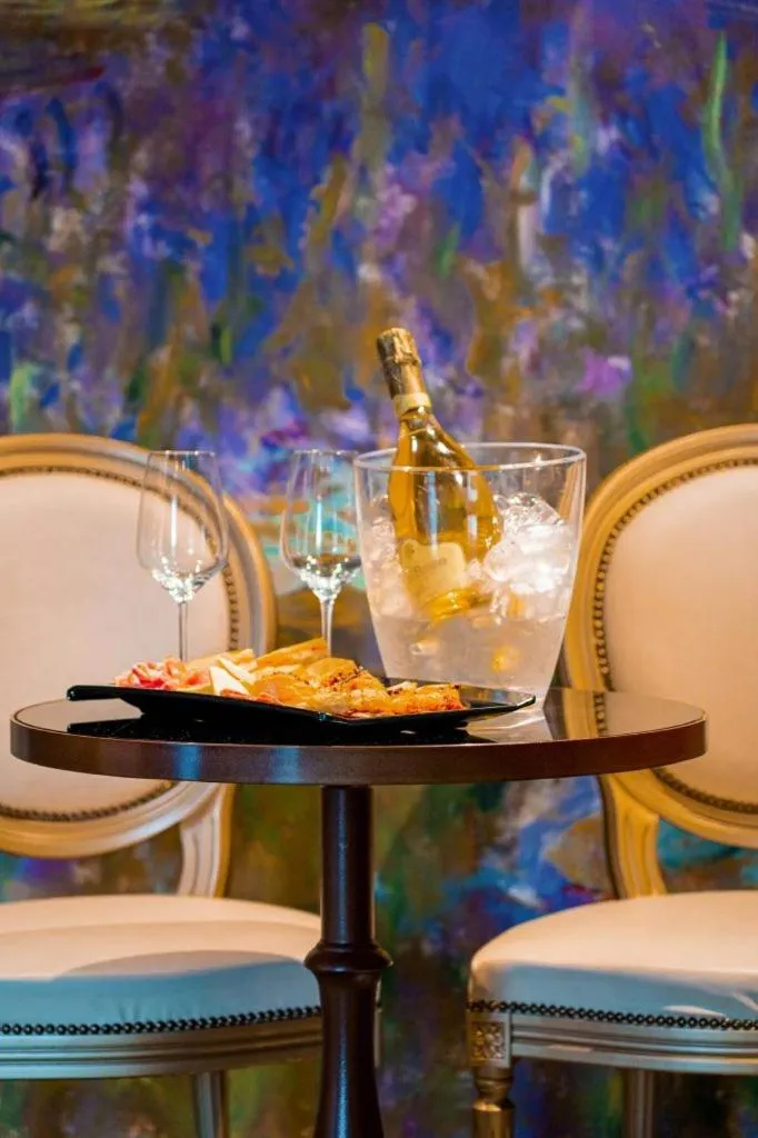 Dinner in Emotional Grand Motel