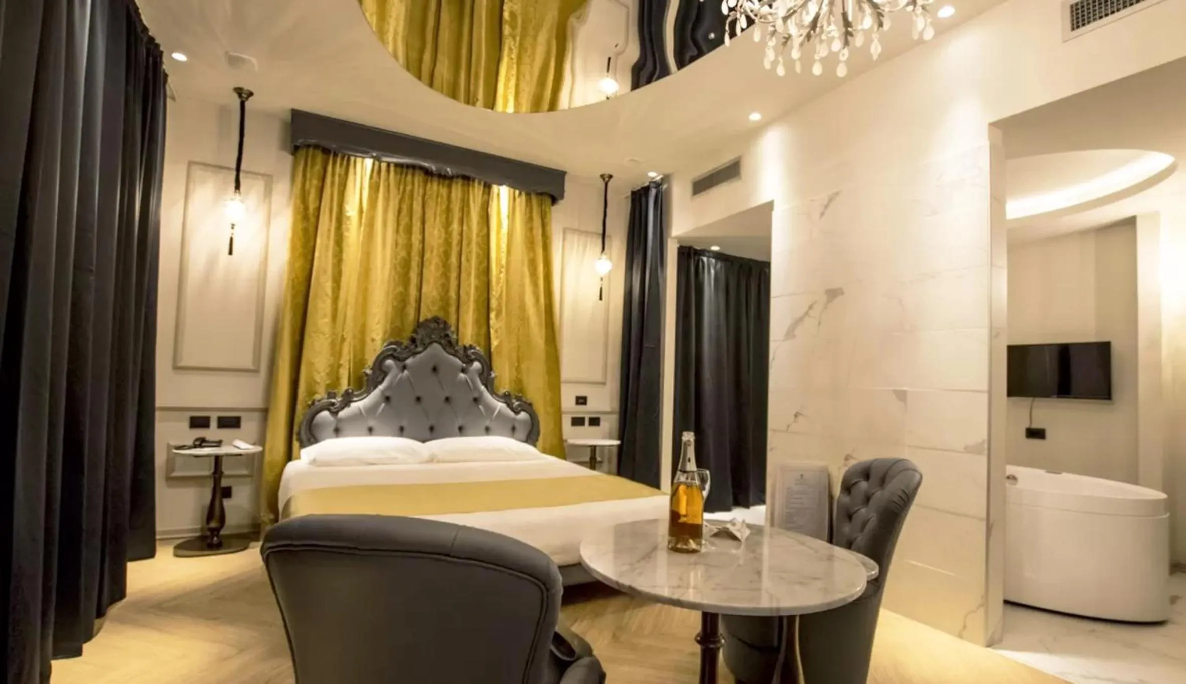 Photo of the whole room, Bed in Emotional Grand Motel