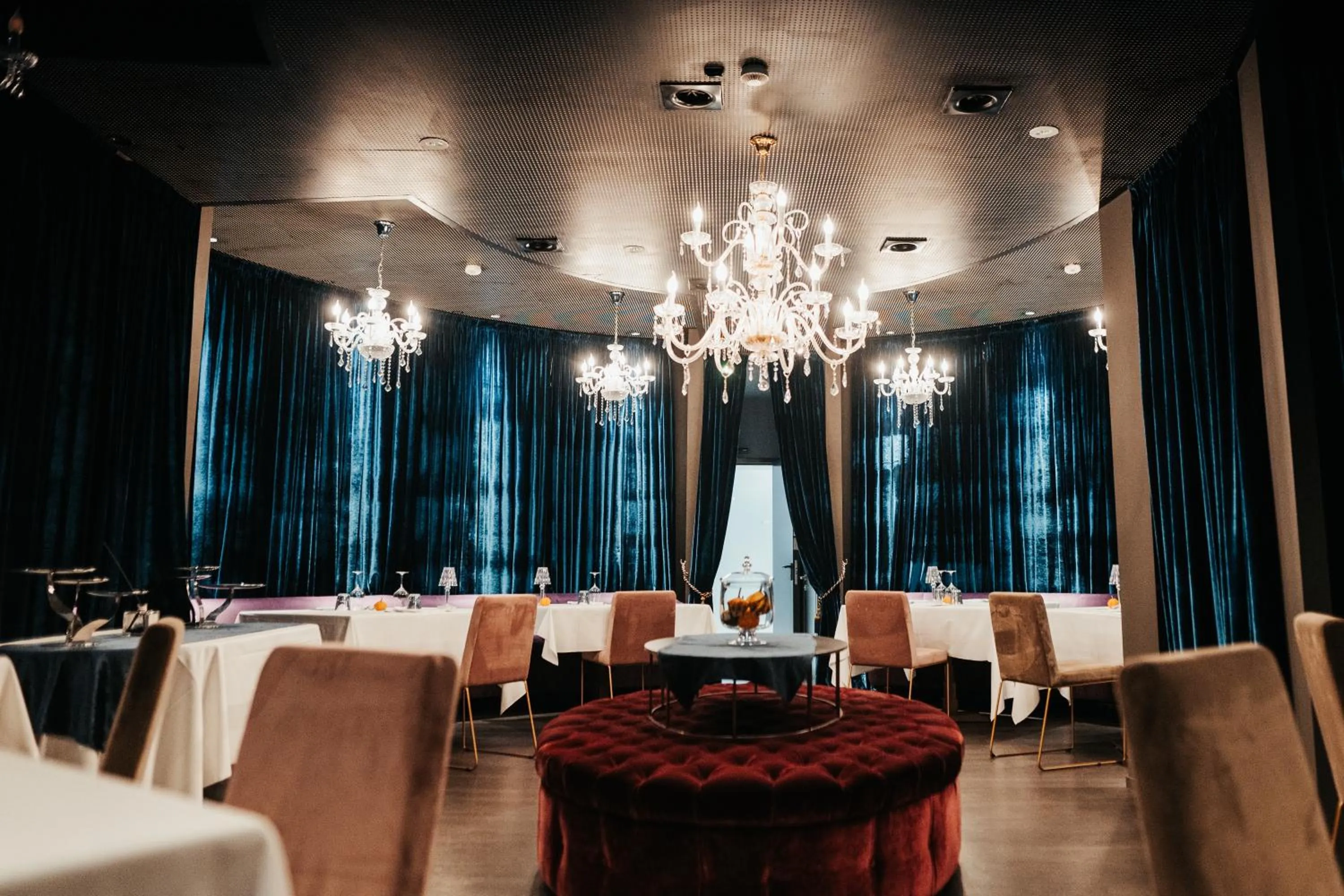 Restaurant/places to eat in Emotional Grand Motel