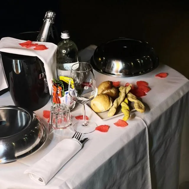 Restaurant/places to eat in Emotional Grand Motel