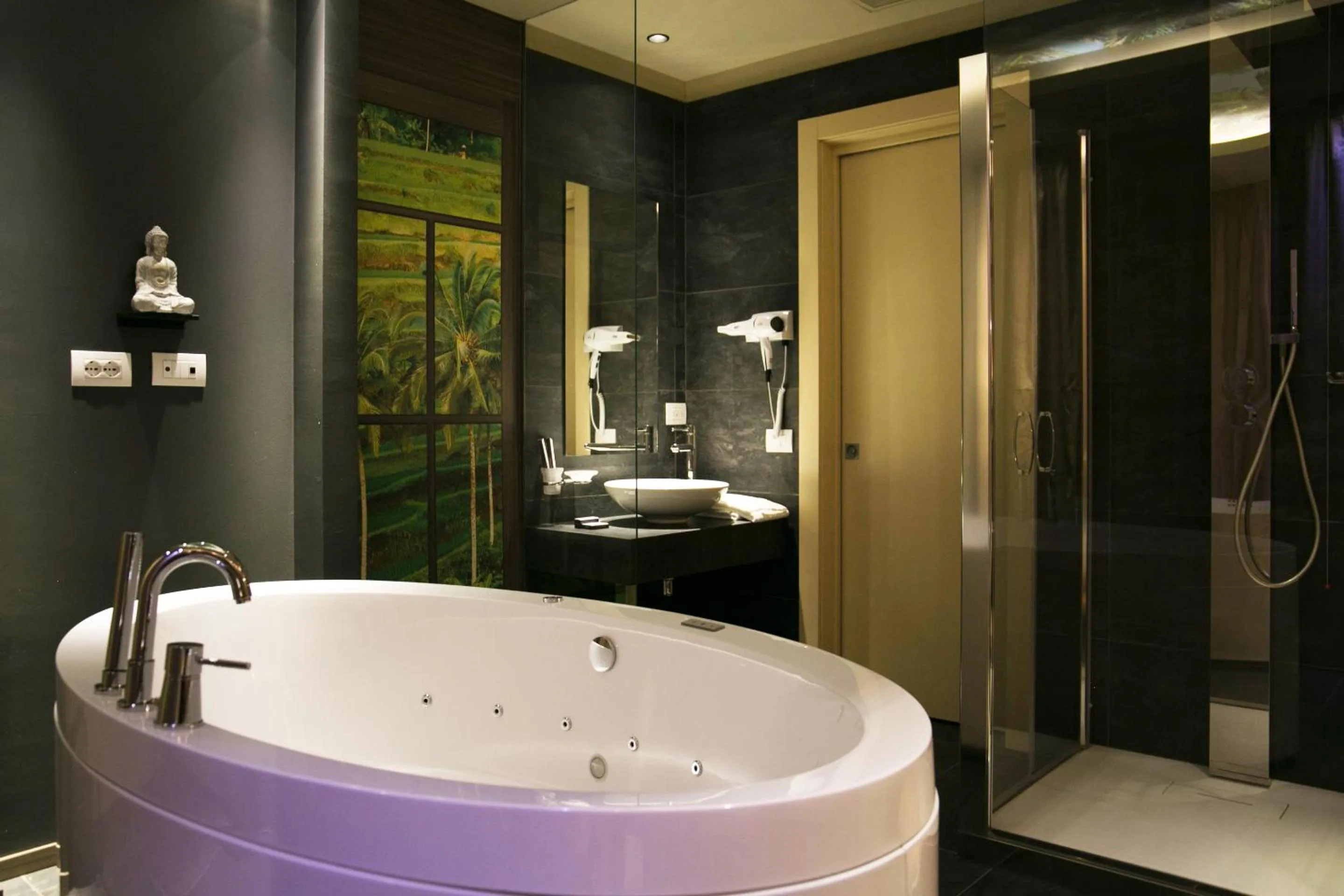 Hot Tub in Emotional Grand Motel