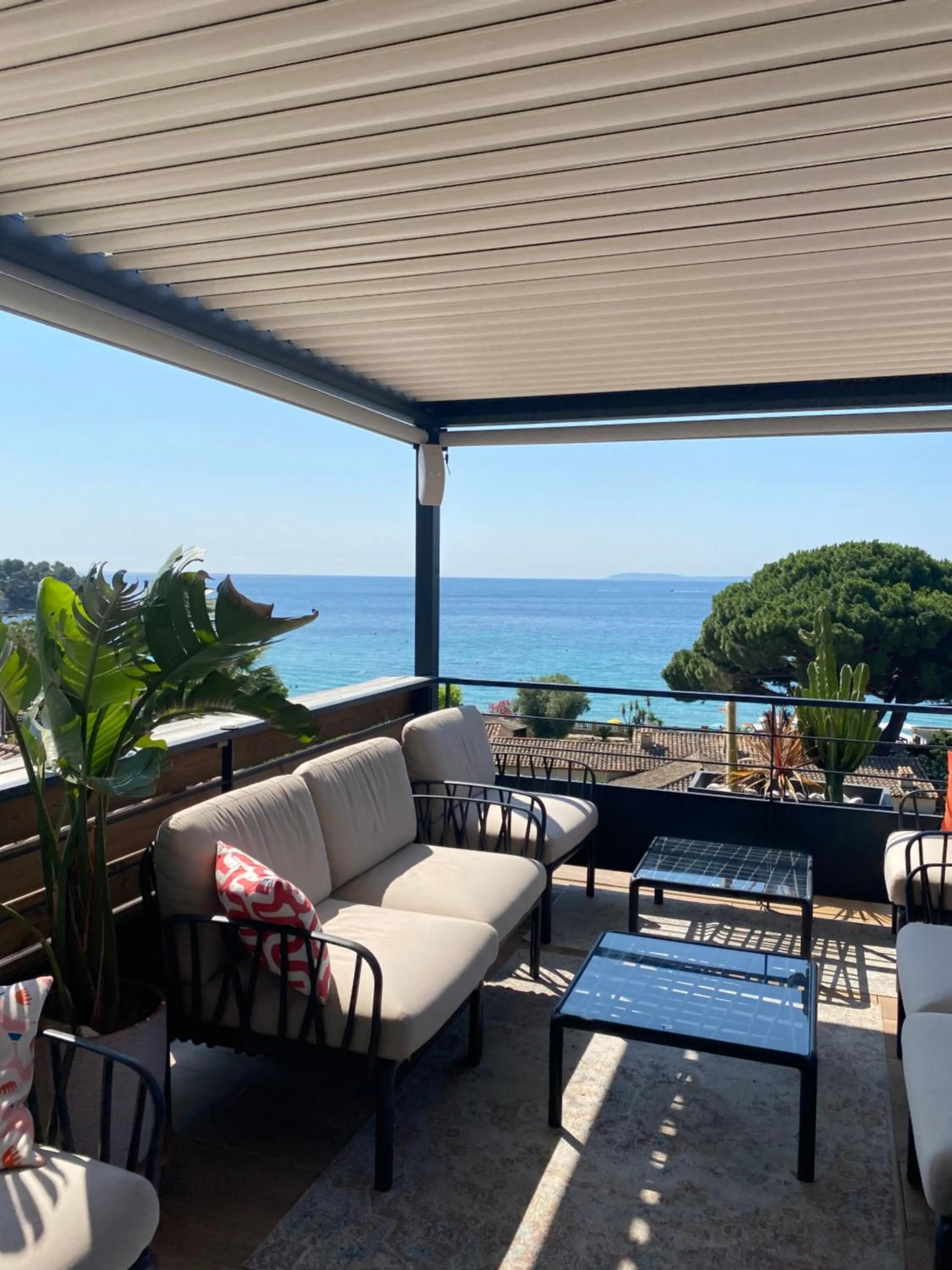 Restaurant/places to eat in Les Alcyons