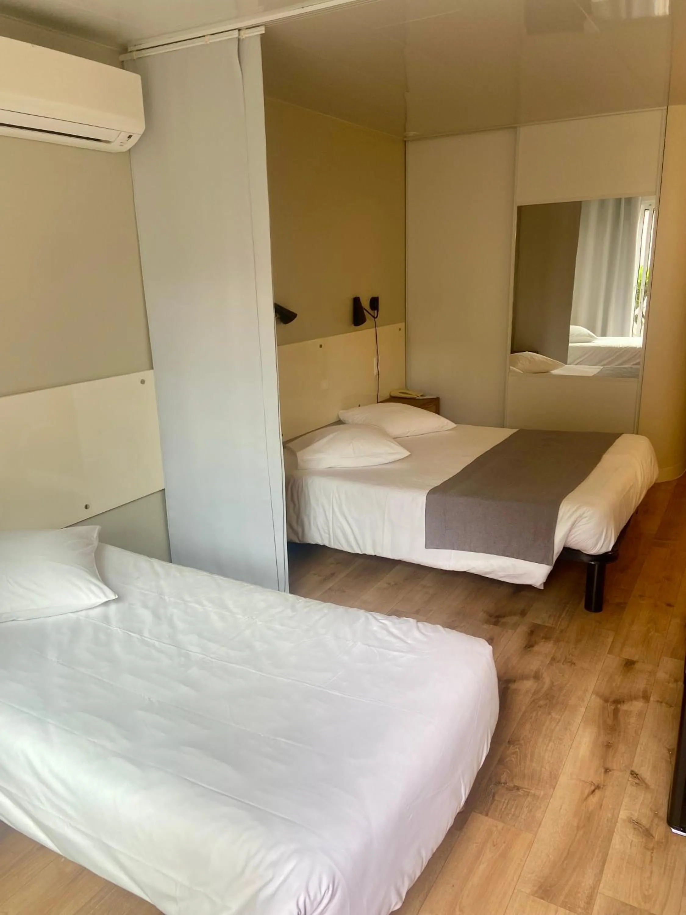 Photo of the whole room in Les Alcyons