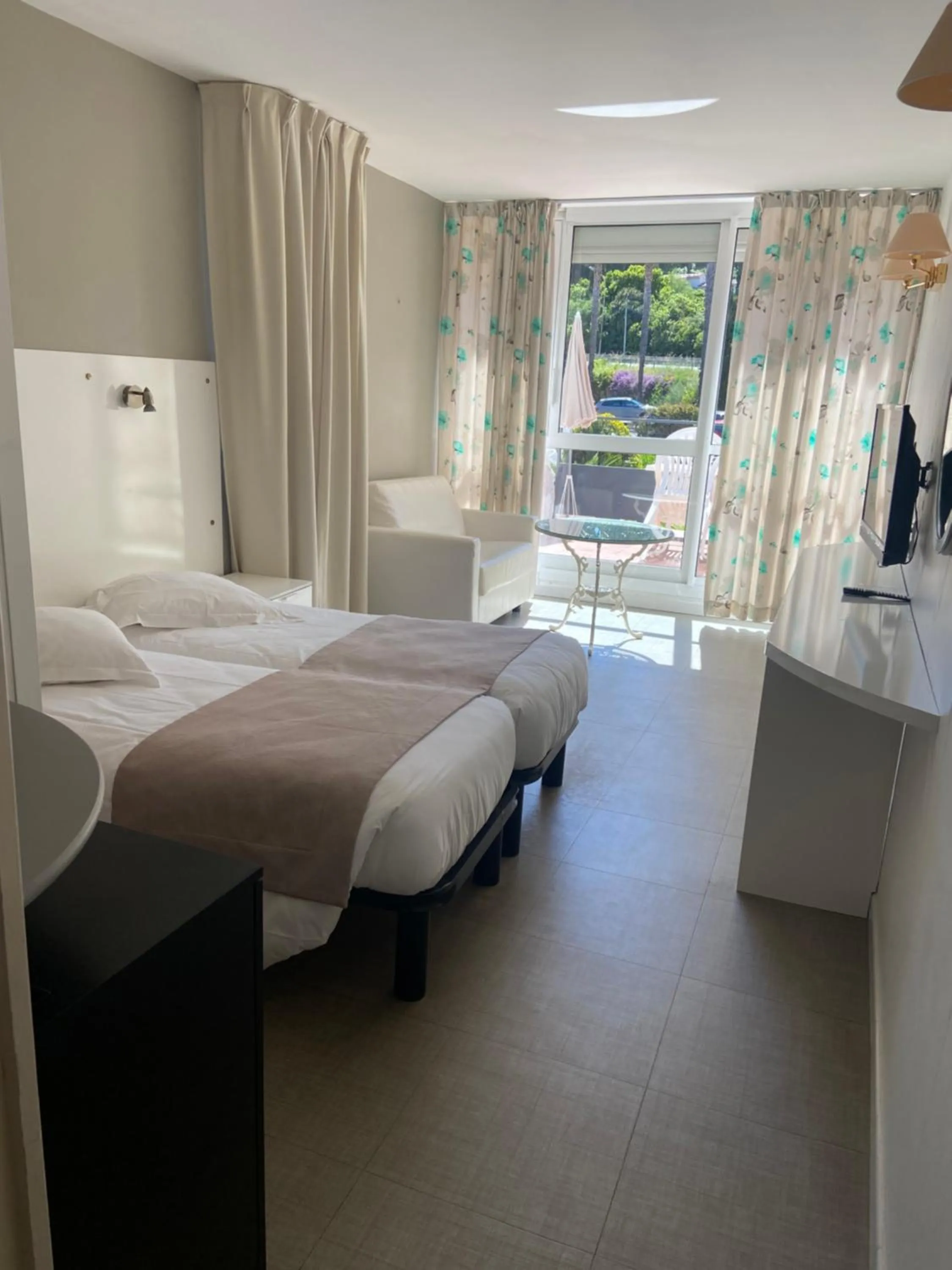 Photo of the whole room in Les Alcyons