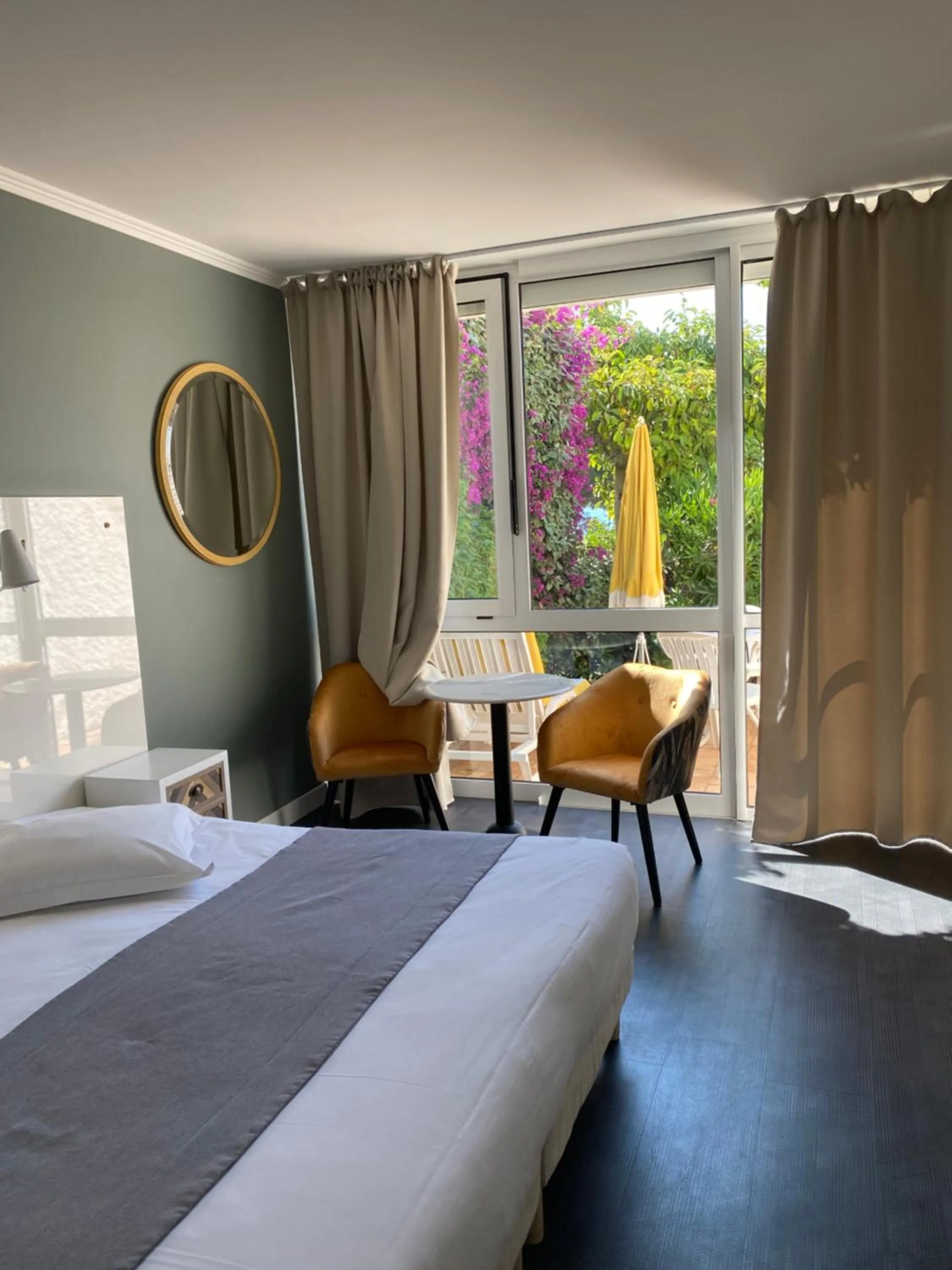 Photo of the whole room in Les Alcyons