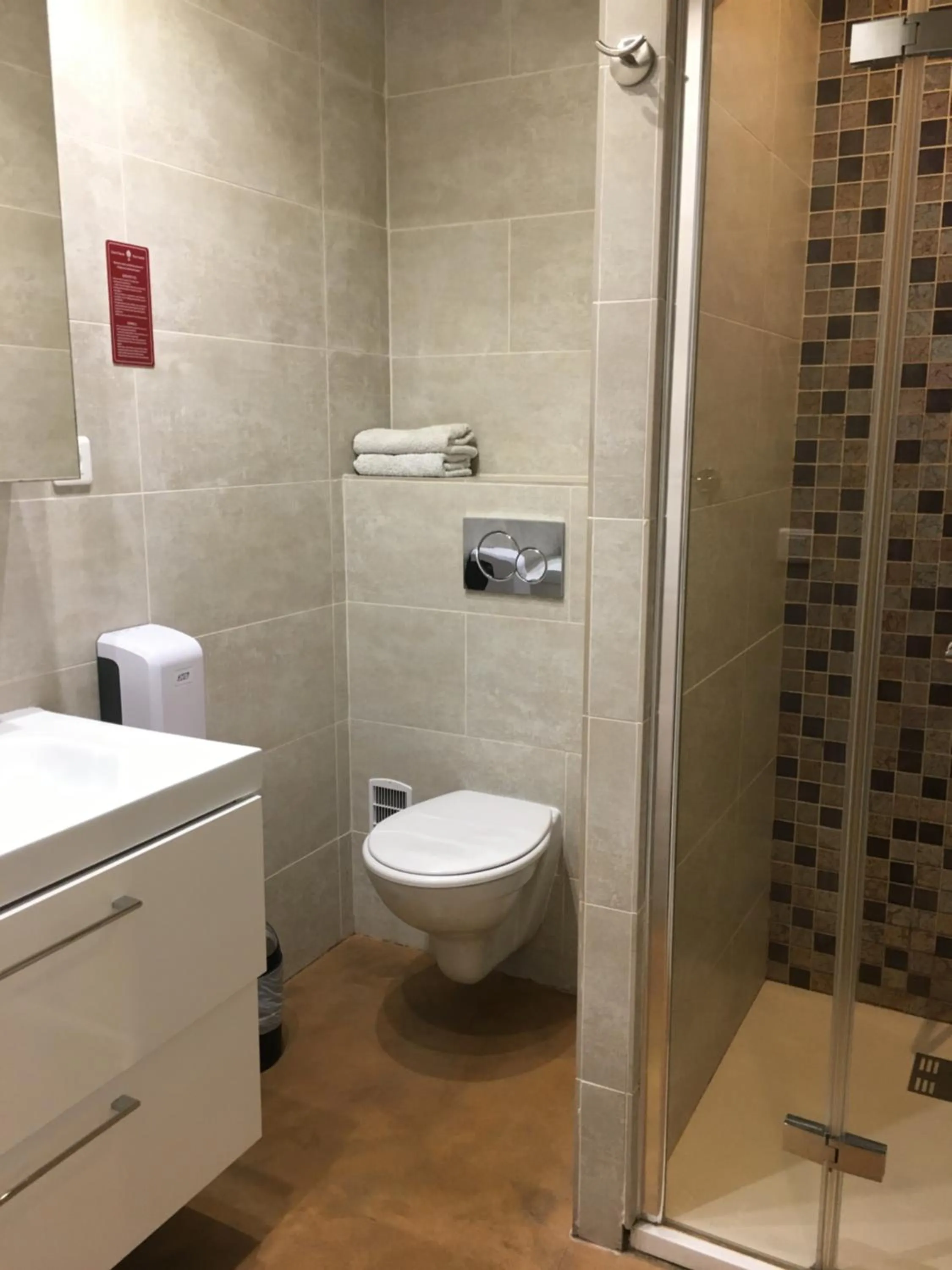 Toilet in Les Alcyons