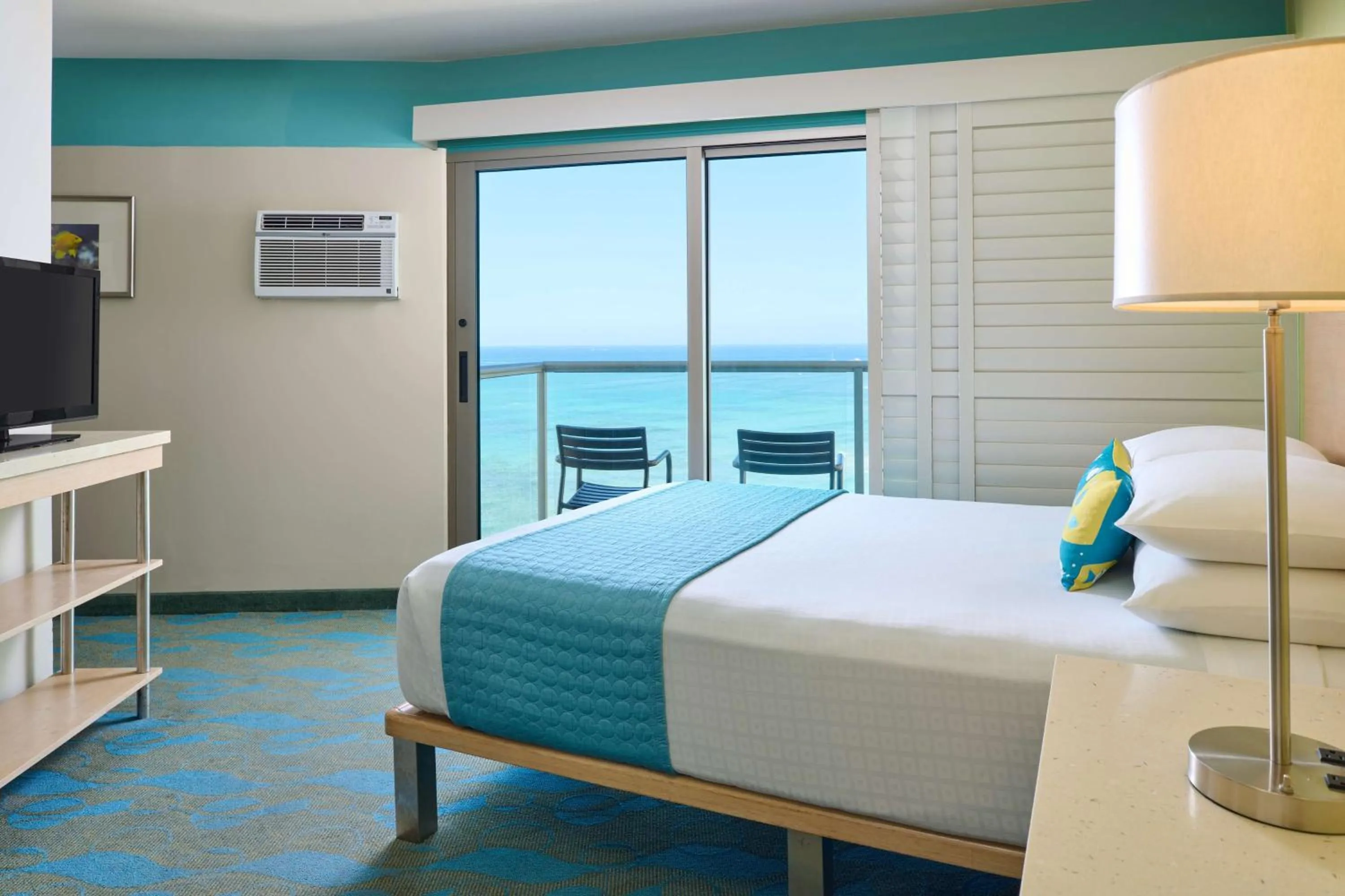 Bed in Waikiki Circle Hotel by Castle