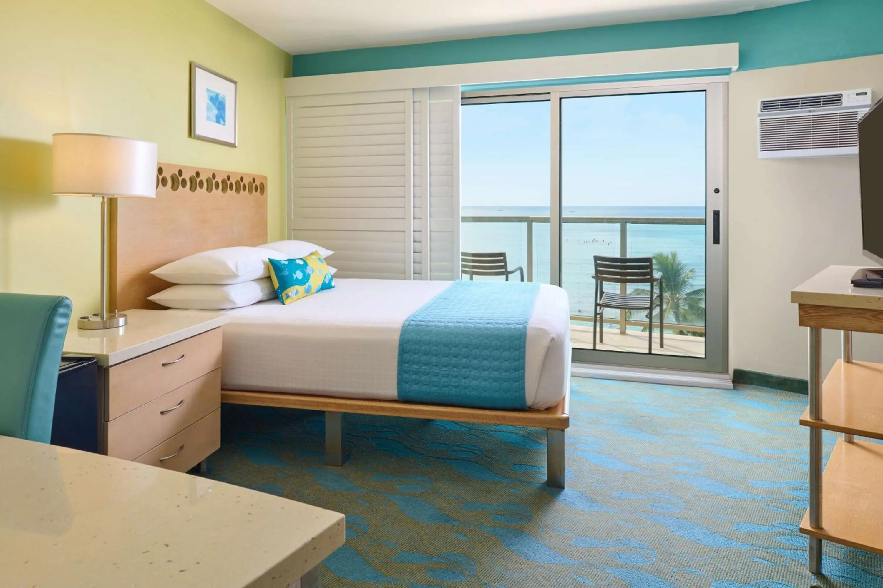 Bed in Waikiki Circle Hotel by Castle