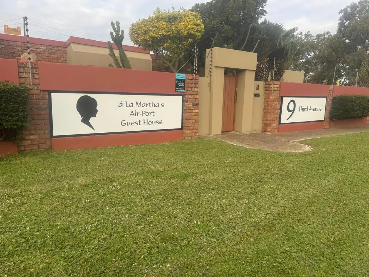 Property building in A La Martha's Air-Port Guest House