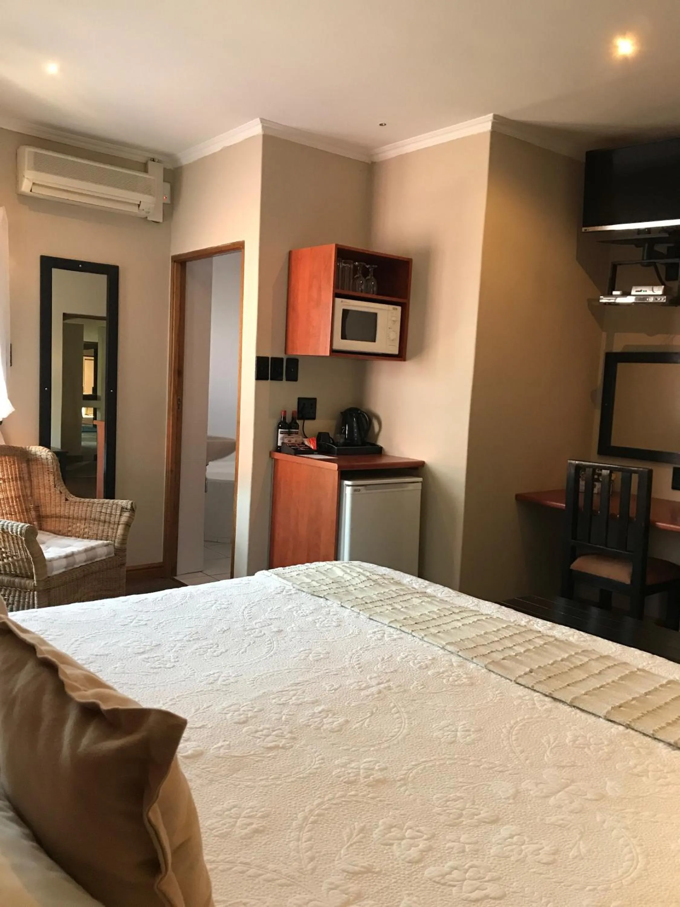 Bed in A La Martha's Air-Port Guest House